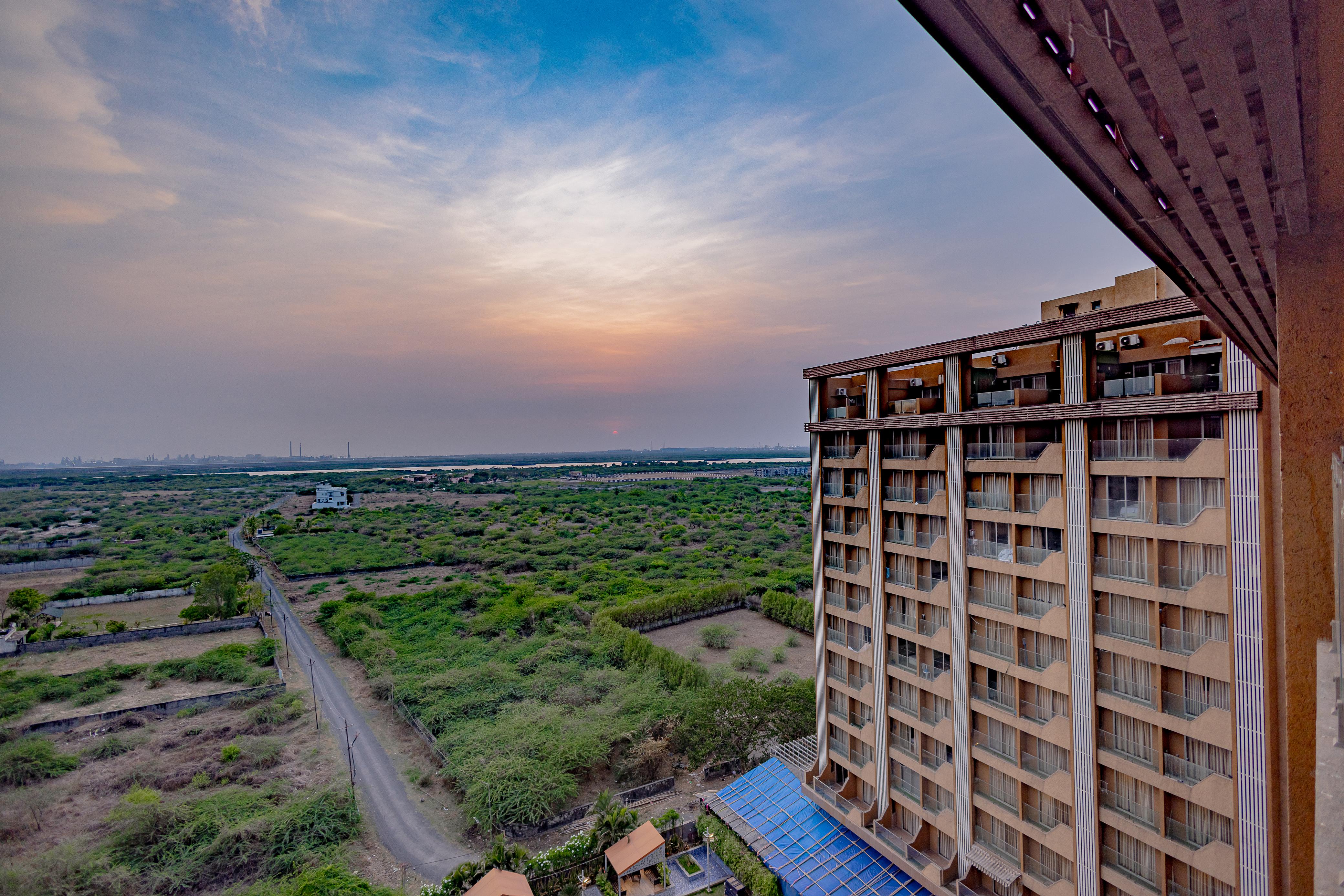 Weekend Address by FarmVille ๐๐ข๐ข๐ Surat Apartment