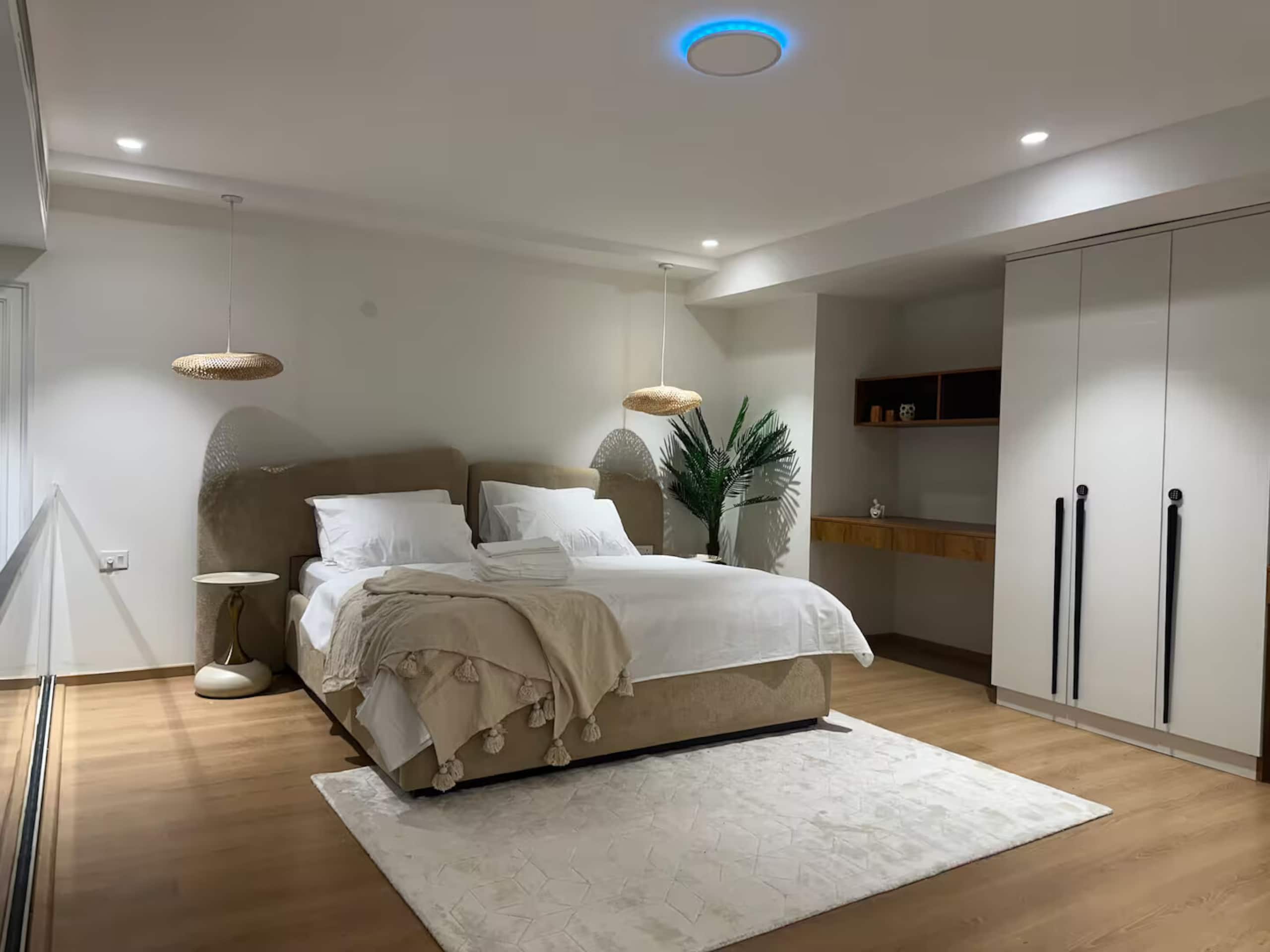 Luxury Duplex Jacuzzi Skyline Projector 𝗕𝗢𝗢𝗞 Gurgaon Apartment