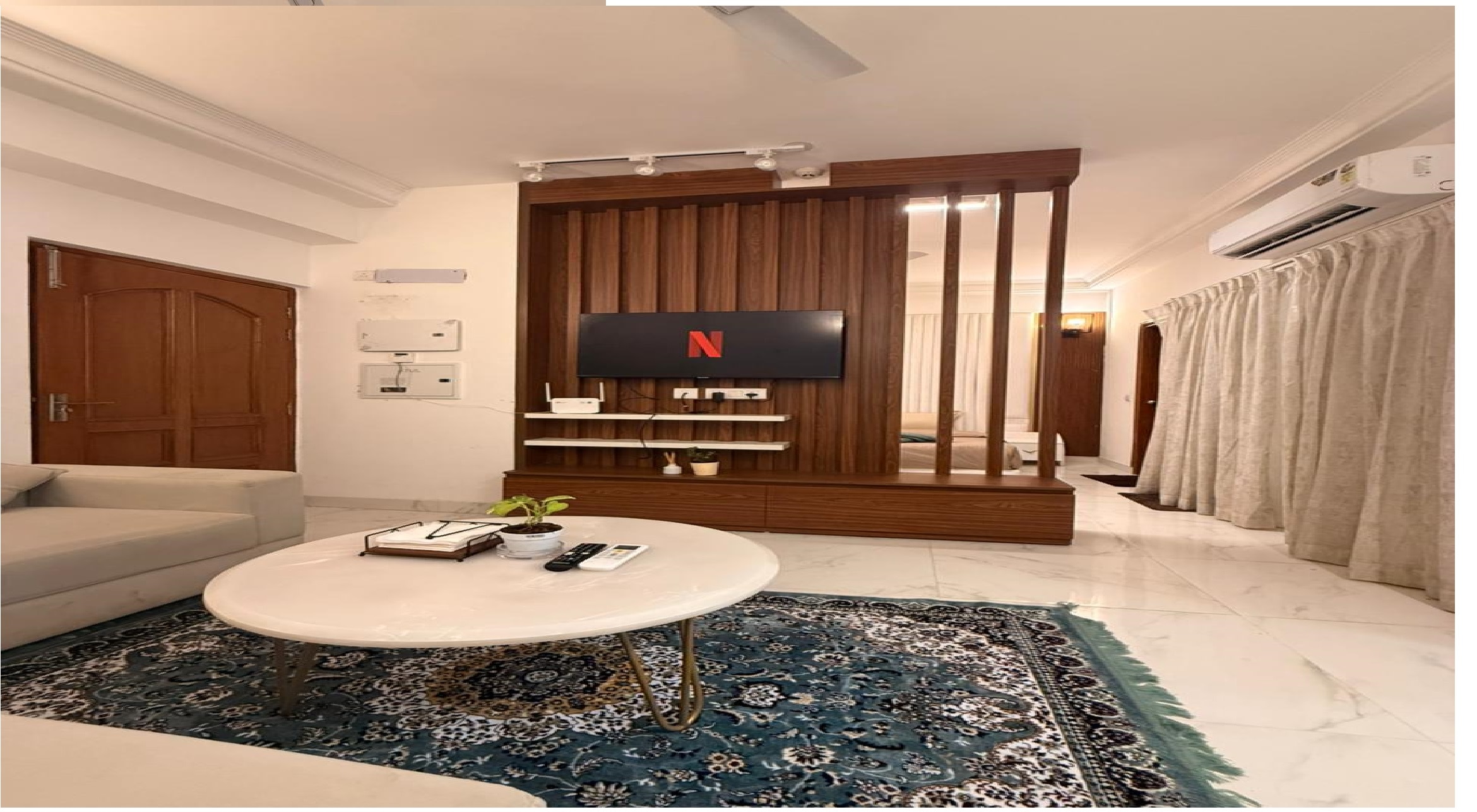 Tranquil Retreat with Modern Comfort 𝗕𝗢𝗢𝗞 Noida Apartment