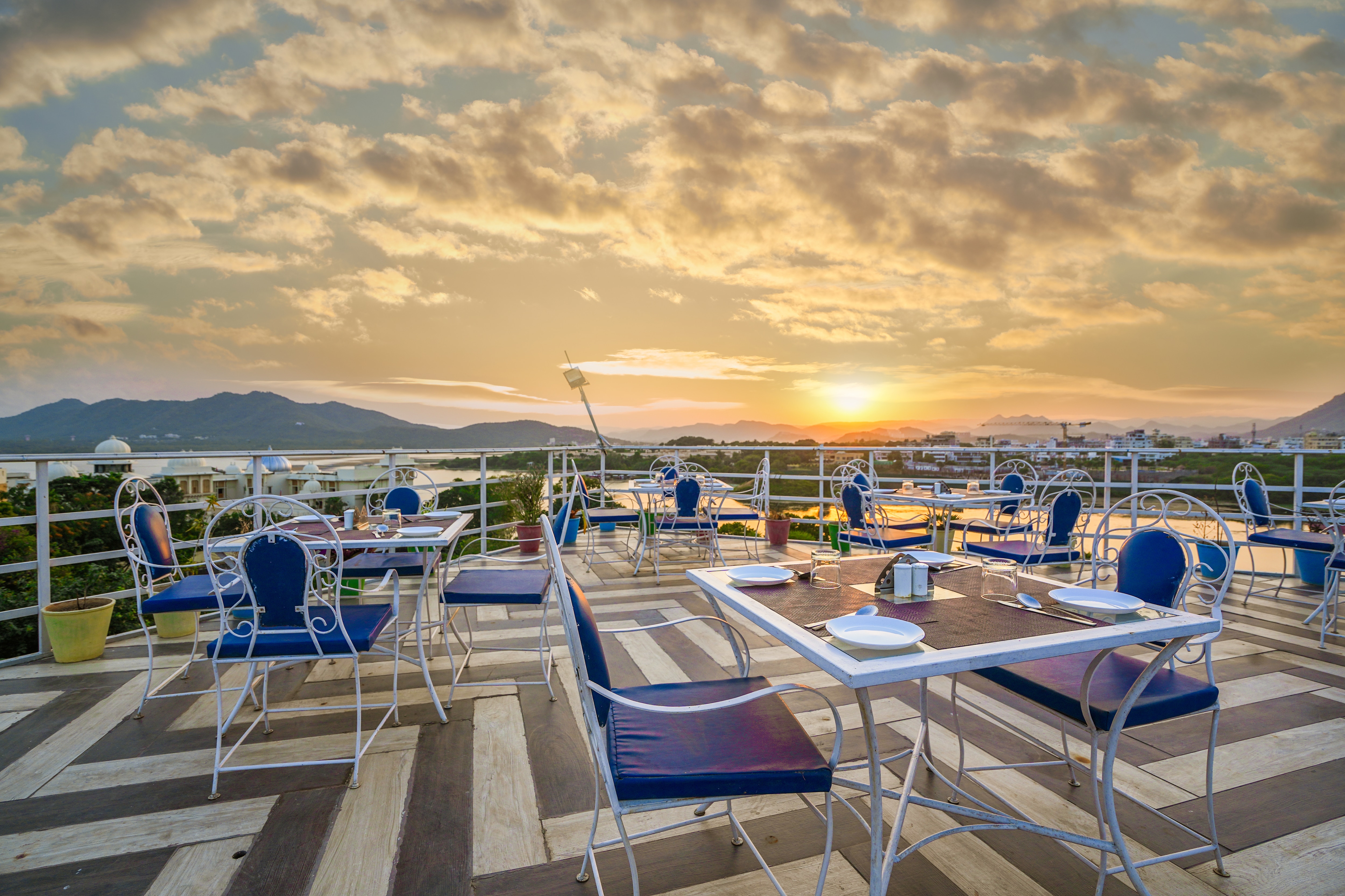 Cosmos Rooftop & Lake View  Restaurant