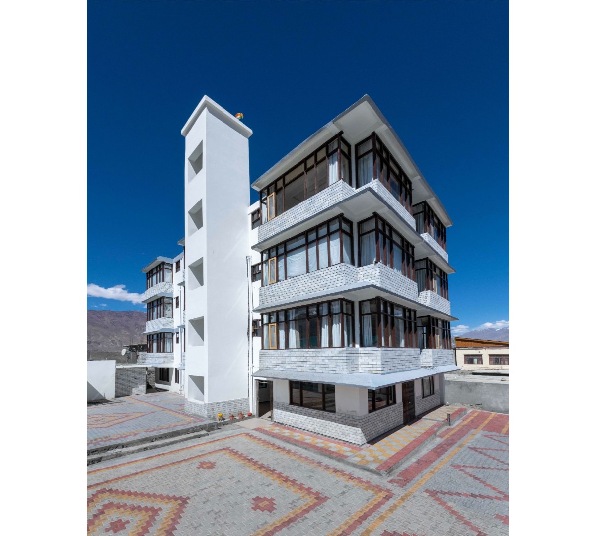Dee Grand Marq Hotel 𝗕𝗢𝗢𝗞 Kargil Hotel
