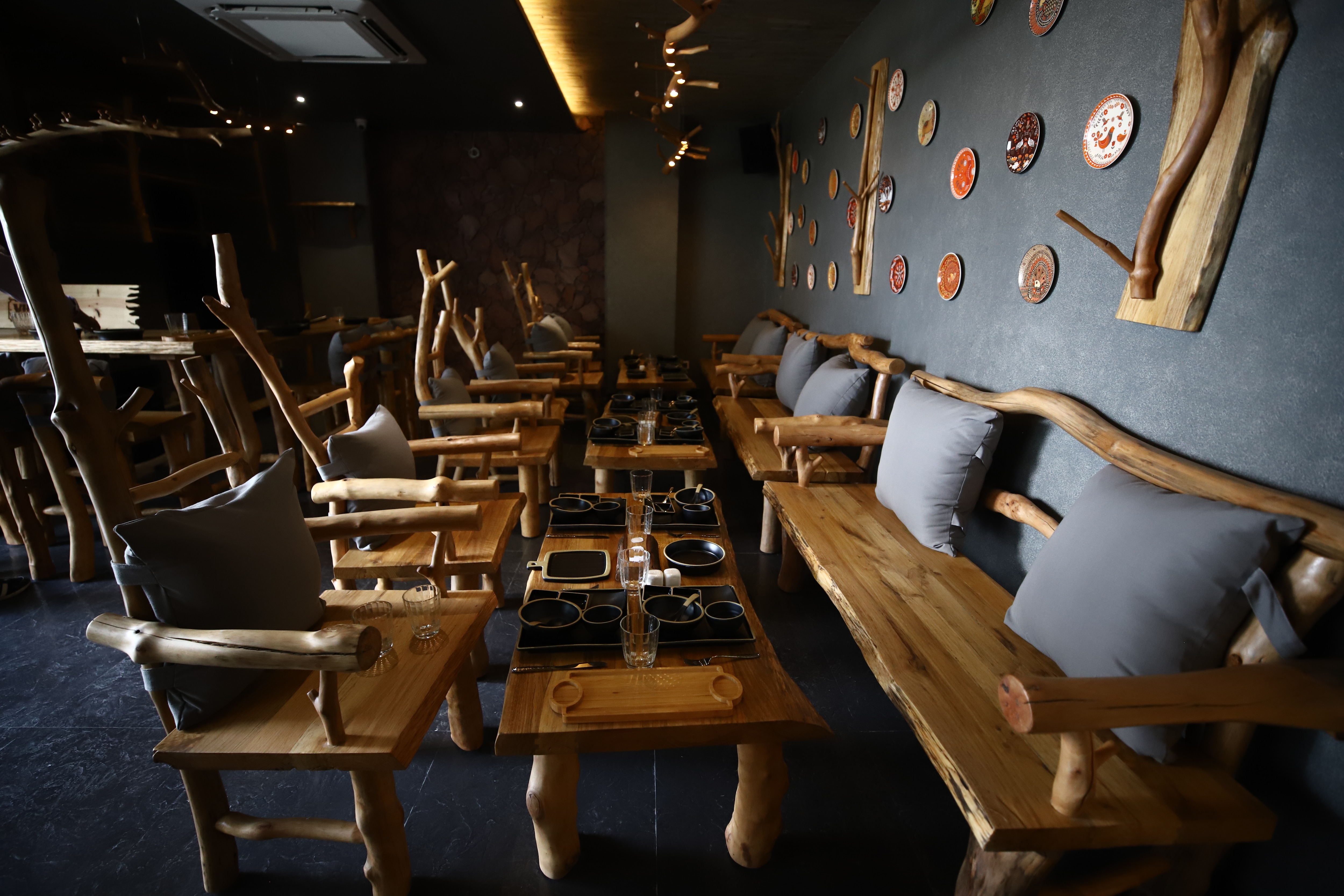 THE VINTAGE CAFE BAR