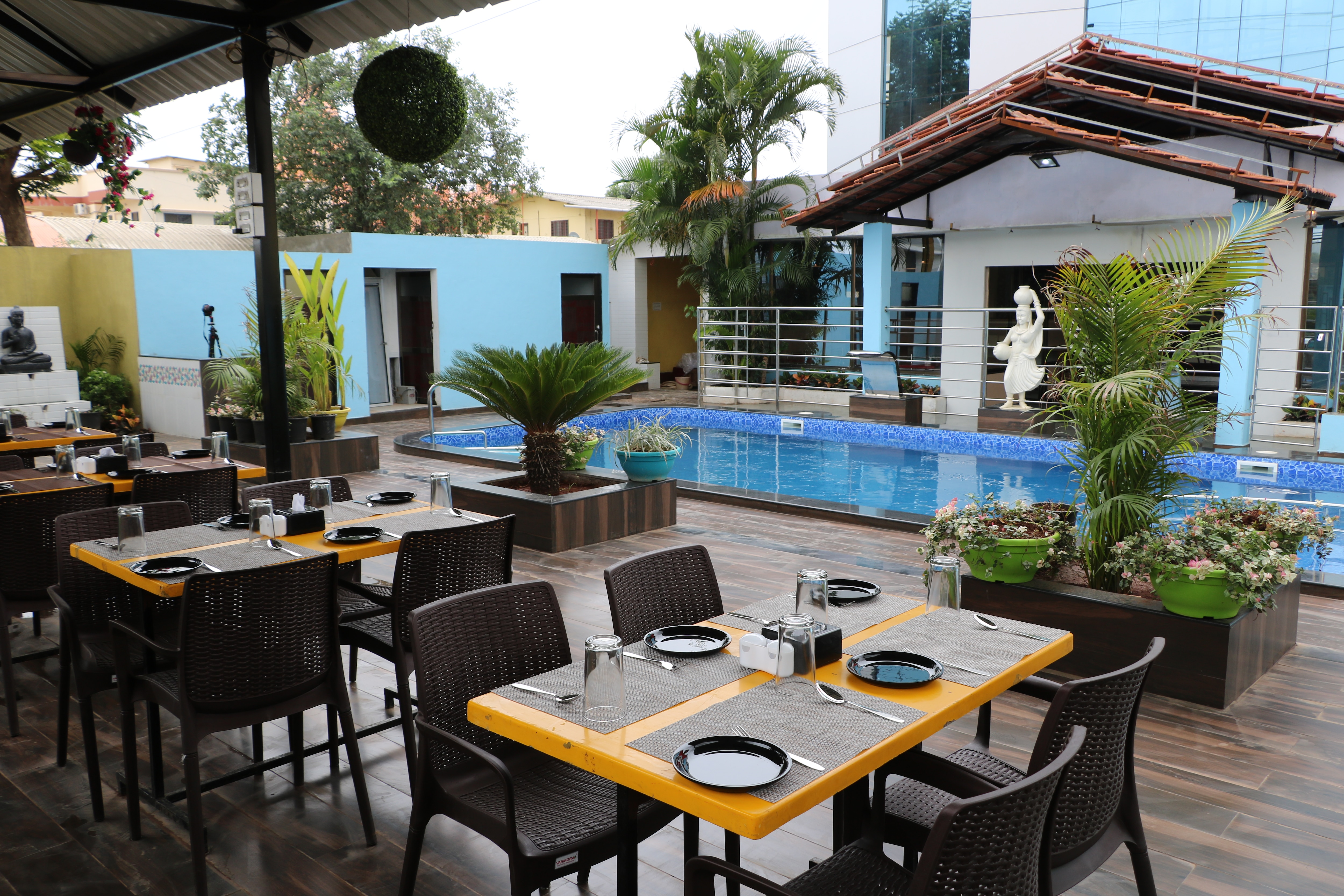 Poolside Restaurant