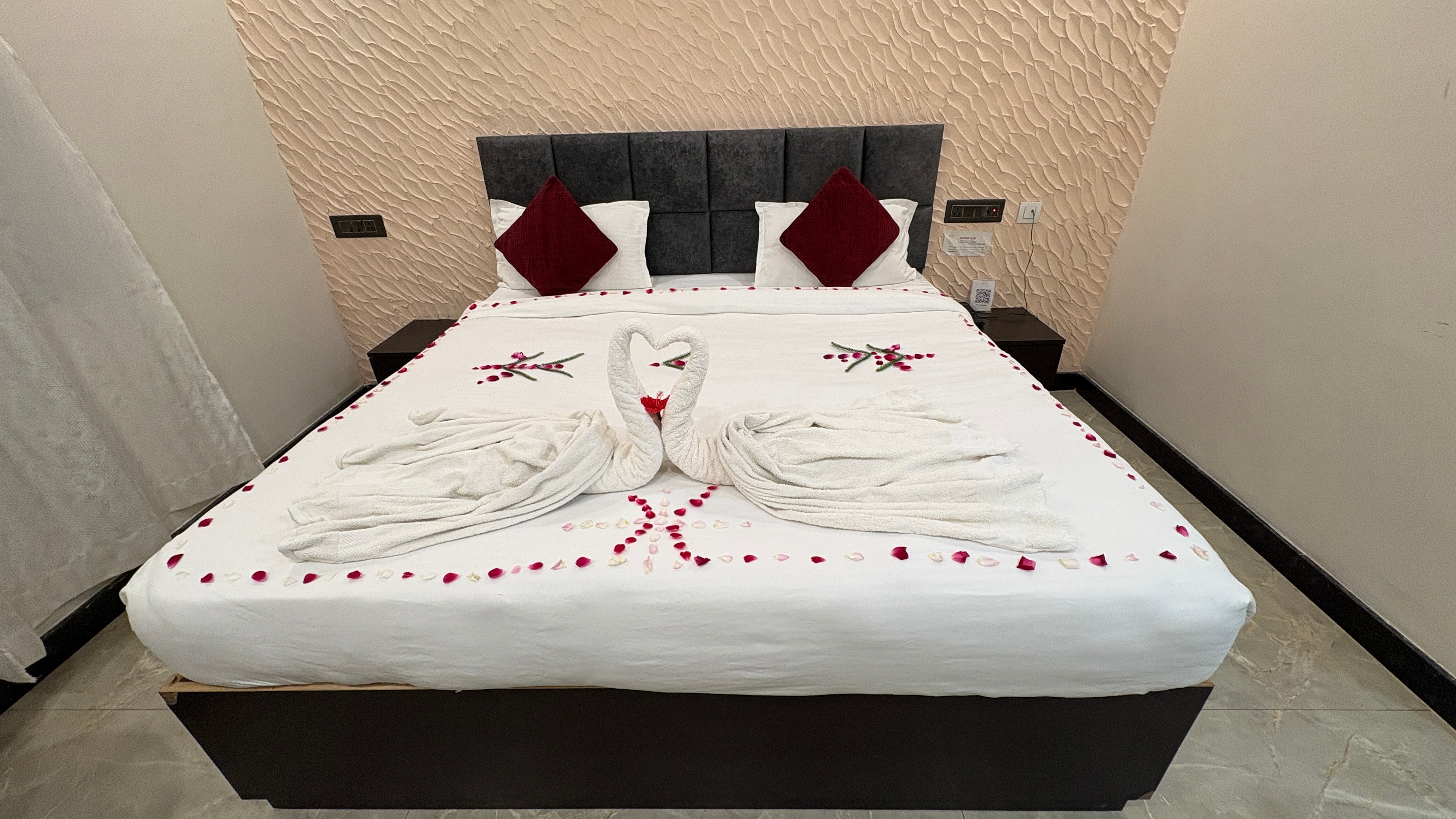 HOTEL STATUS CLUB 𝗕𝗢𝗢𝗞 Hardoi Hotel