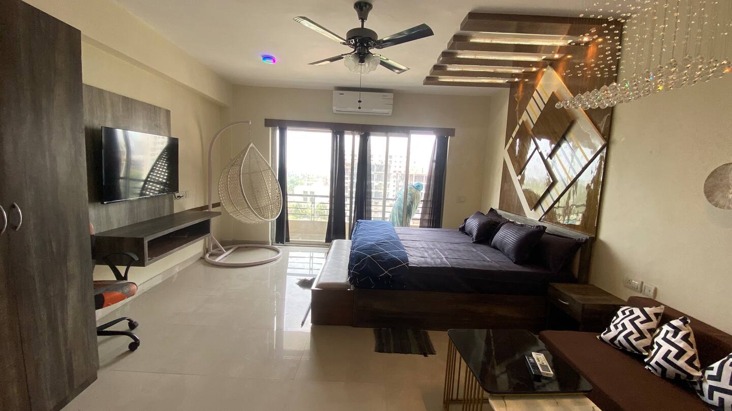 Modern Studio Apartment With Pool 𝗕𝗢𝗢𝗞 Kolkata Apartment