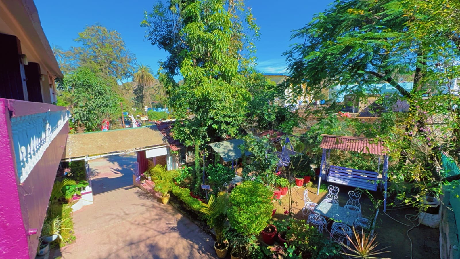 OPEN GARDEN ( SITTING AREA )