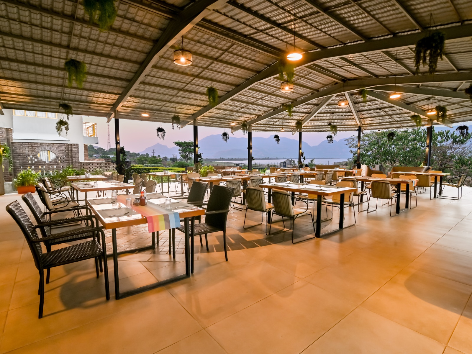 LAKE HOUSE CAFE