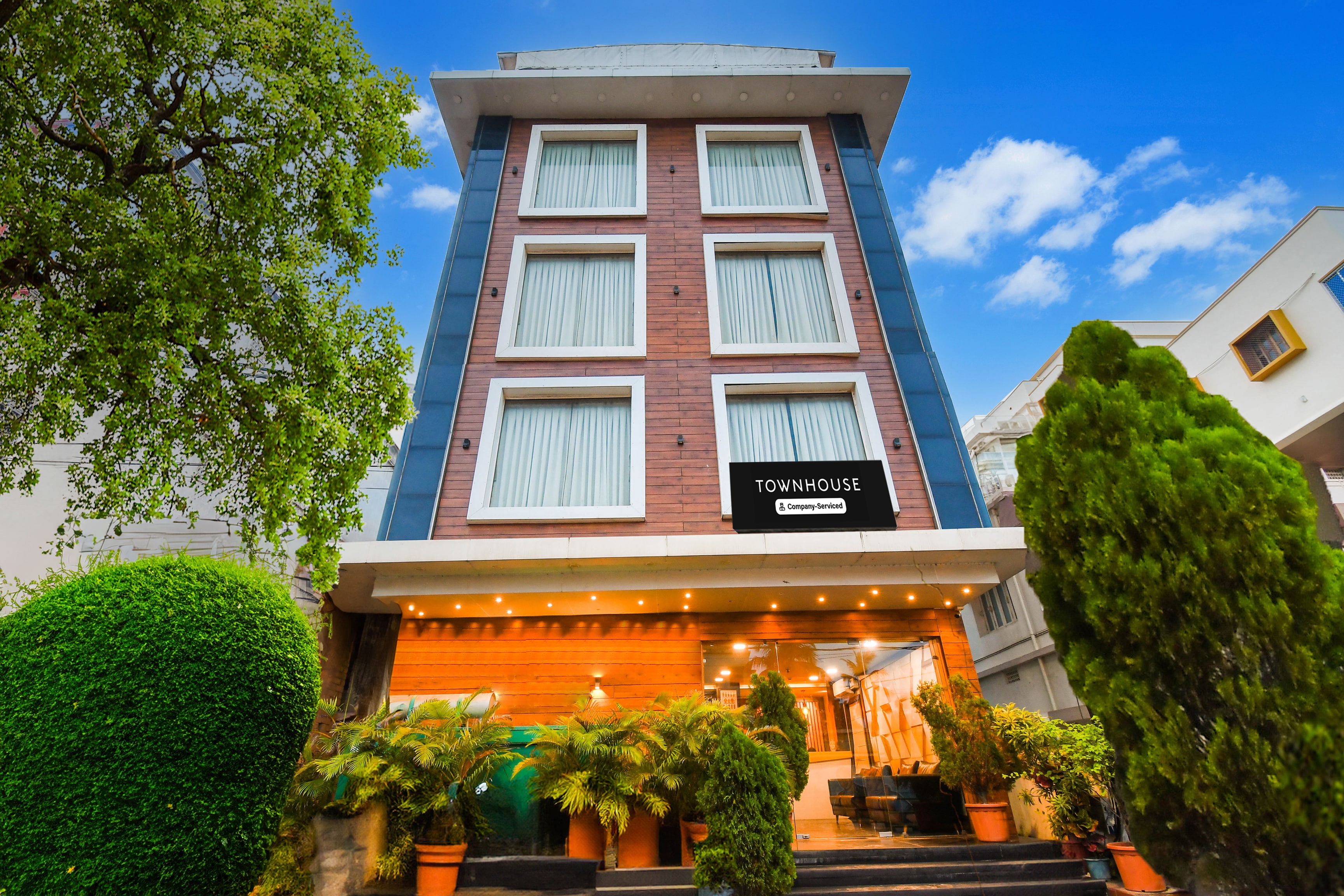 Super Townhouse 77521 Near Marine Drive formerly Royal Crown - Restaurant