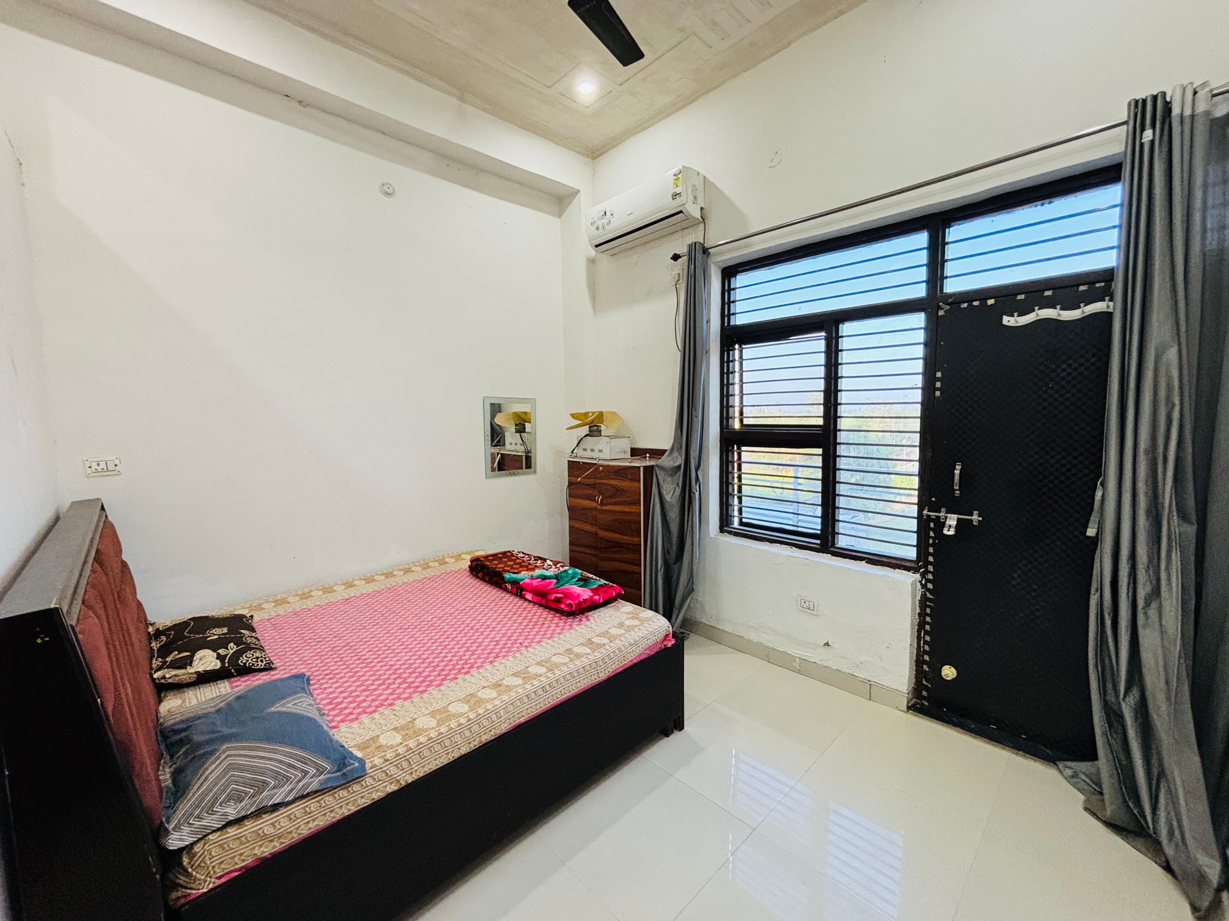 Dig Room Rooms of Brij king hotel - Farm House in Dig