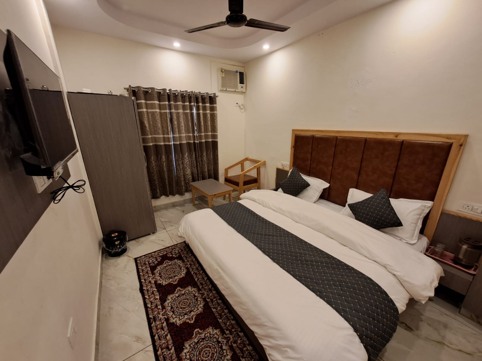 Maa Shanti Residence 𝗕𝗢𝗢𝗞 Katra Guest House