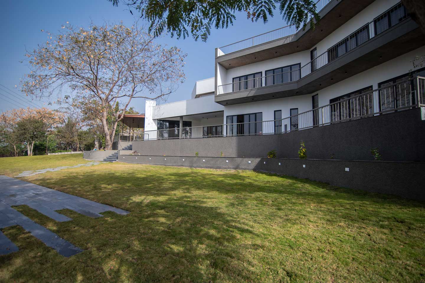 StayVista | Earth Song 6 BHK Villa - Tap to explore photos