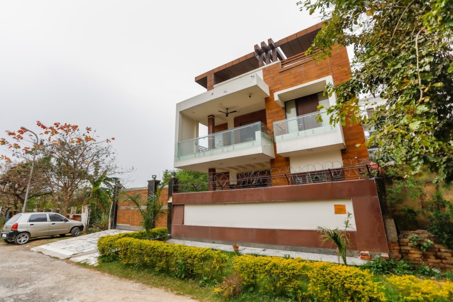 The King's Night Hotel 𝗕𝗢𝗢𝗞 Noida Hotel