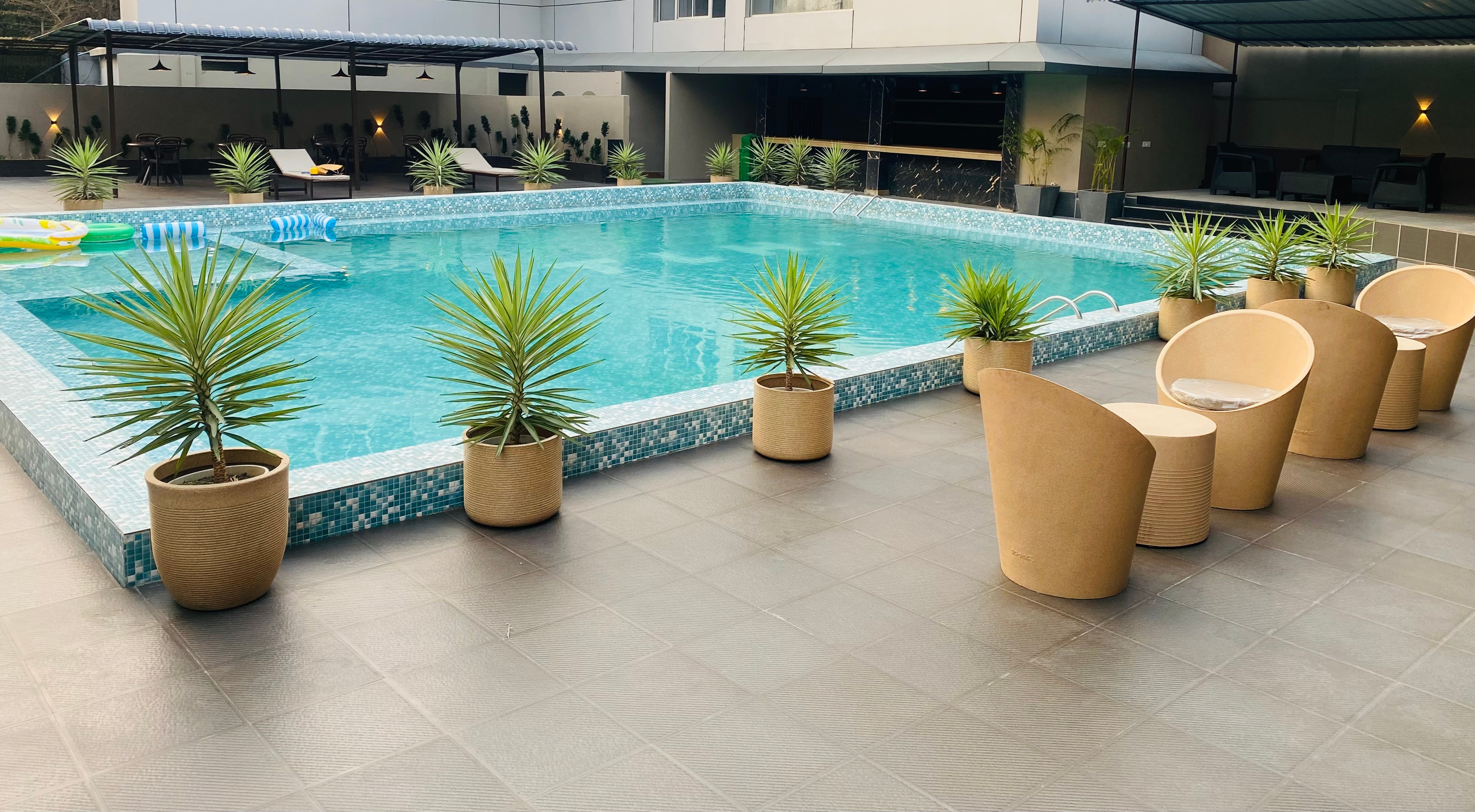 Poolside Lounge