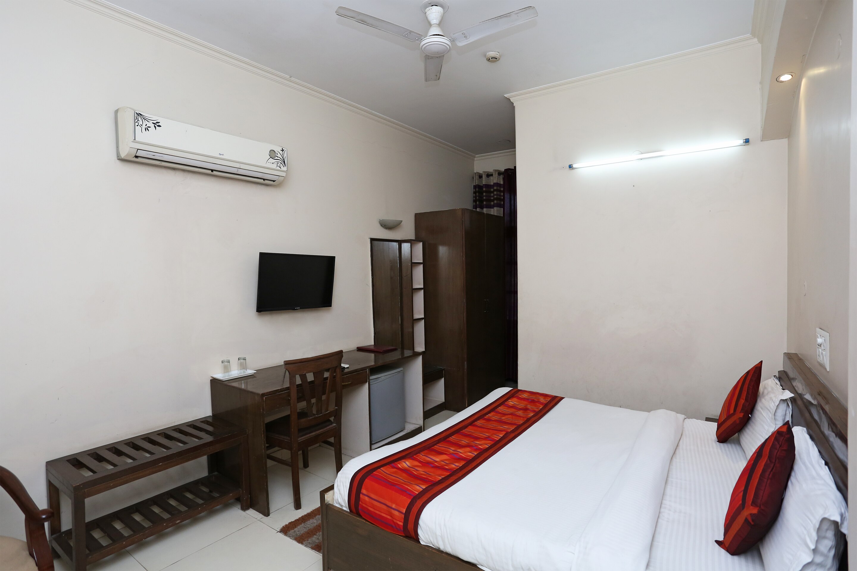 OYO 10257 Hotel Lotus Park Gurgaon INR 240 OFF   2  1  3  3                           