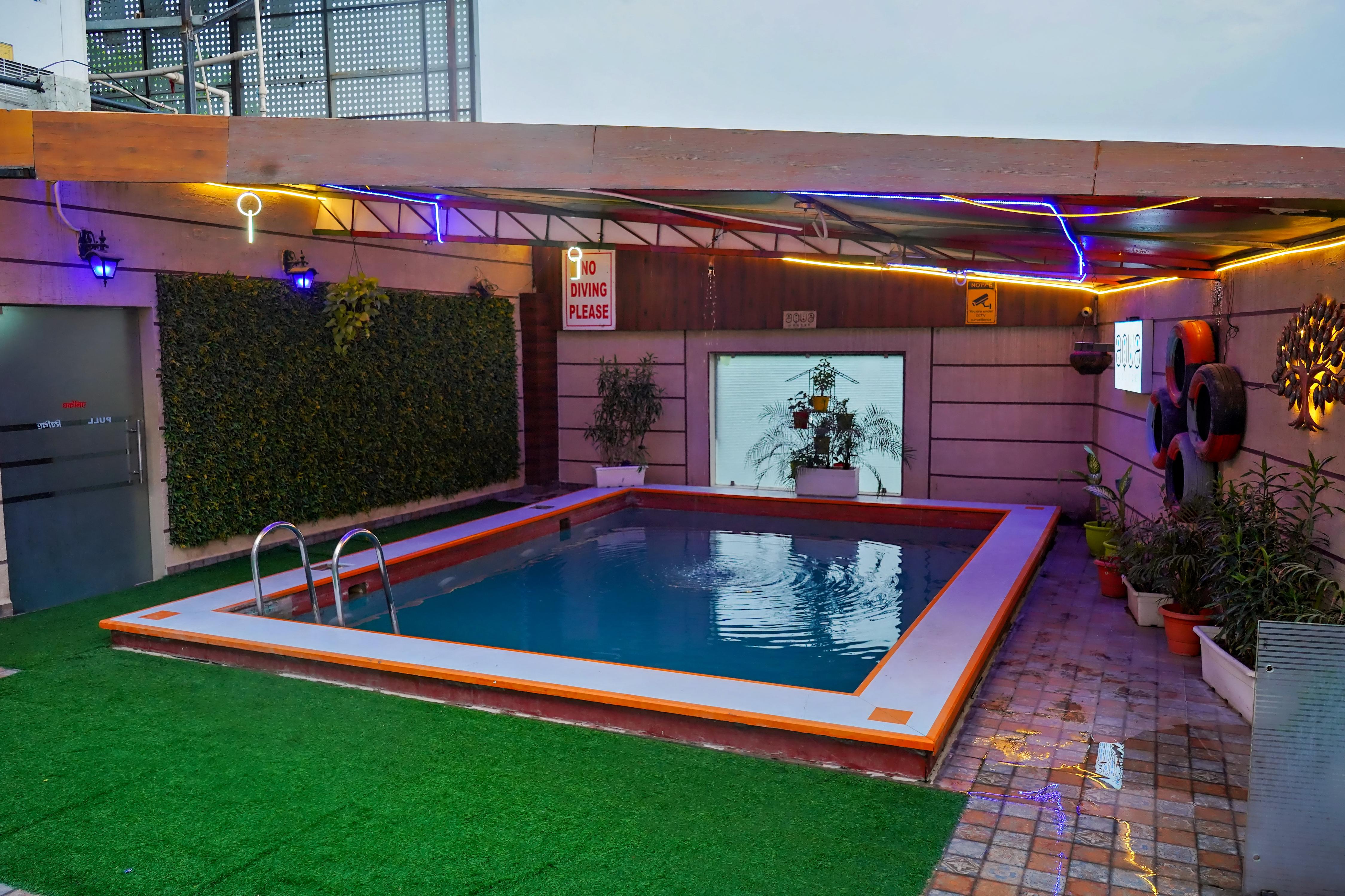 AQUA LOUNGE