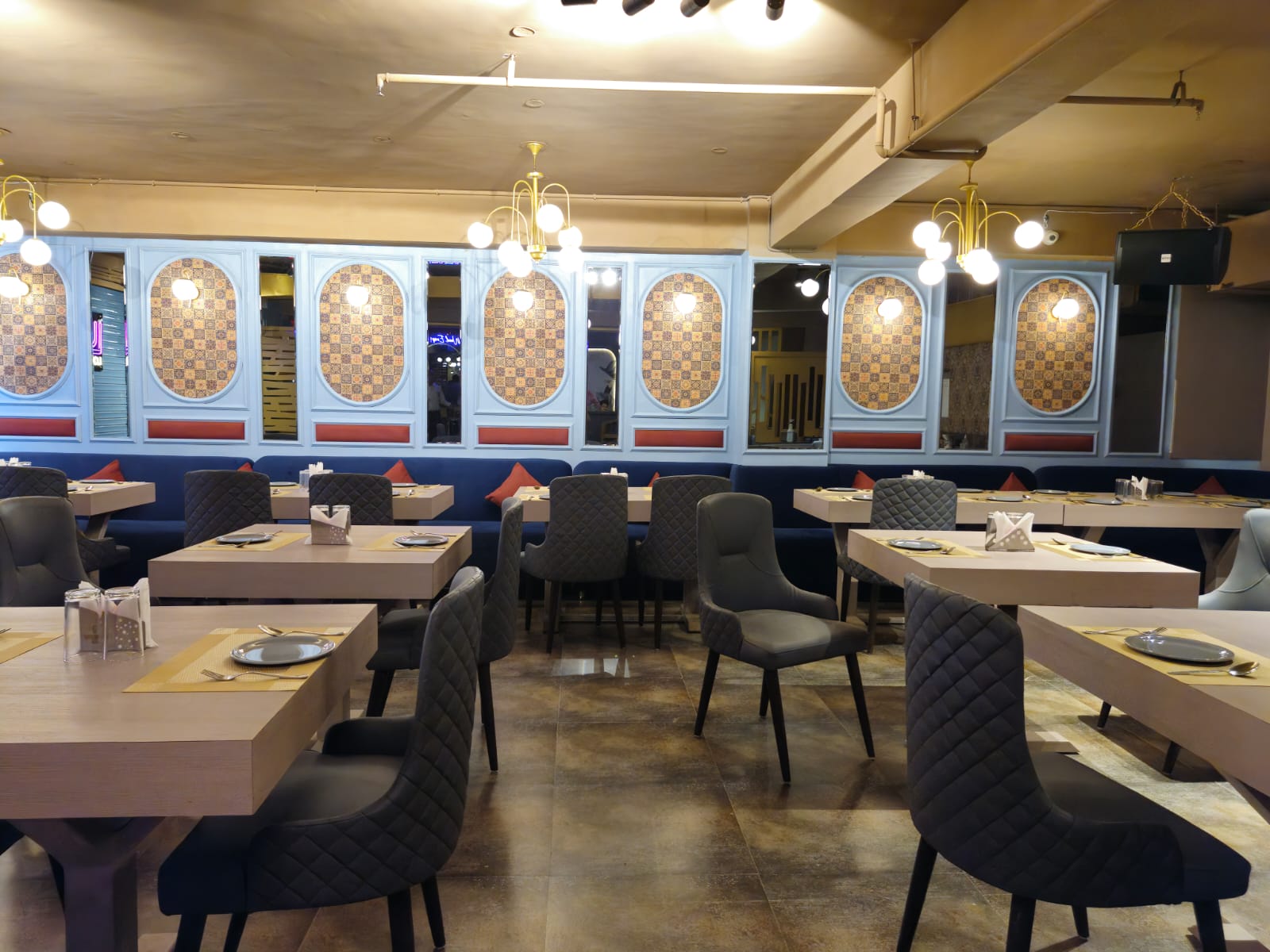 Luna Lounge & Bar