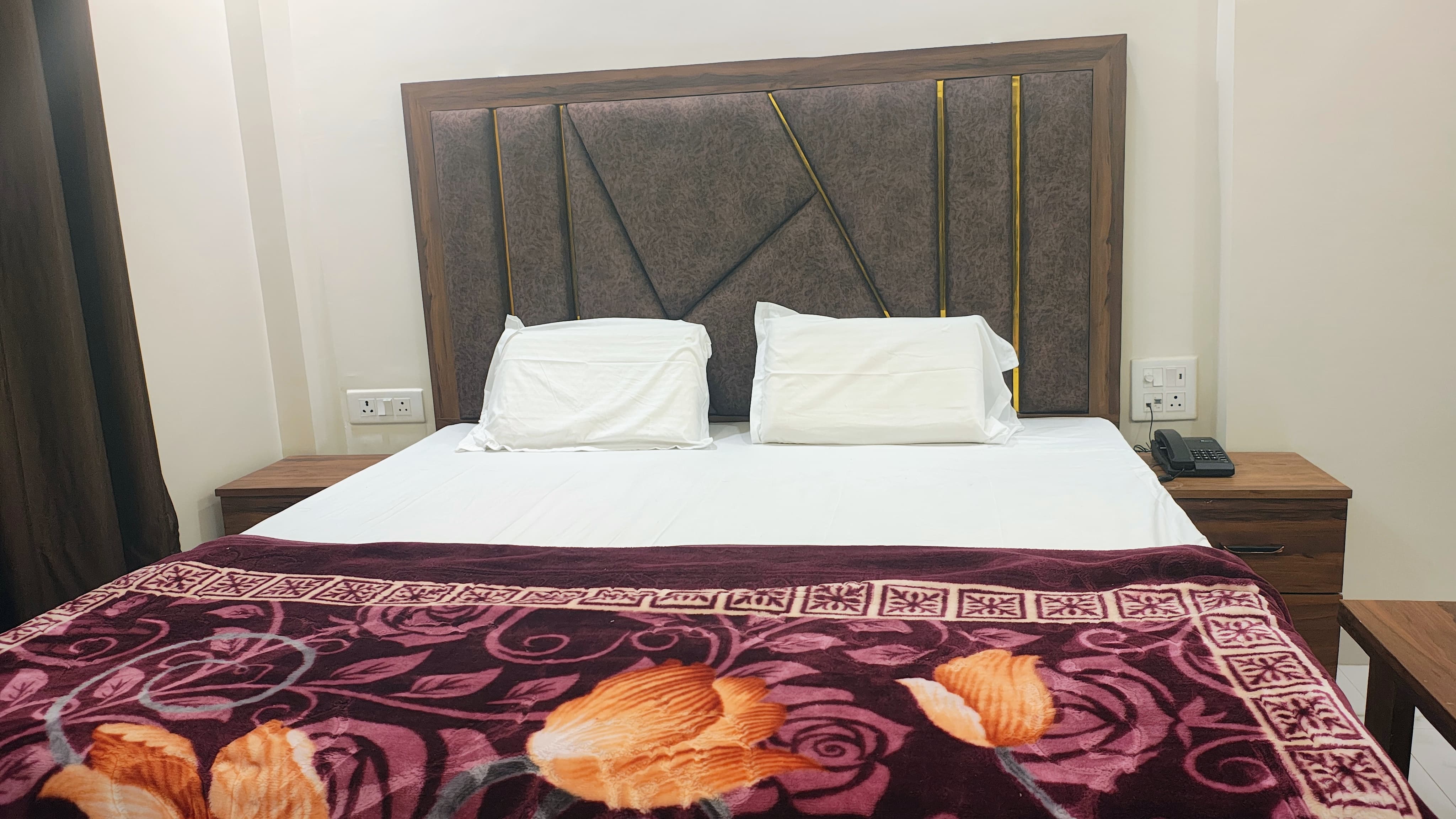 R B Hotel 𝗕𝗢𝗢𝗞 Mainpuri Hotel
