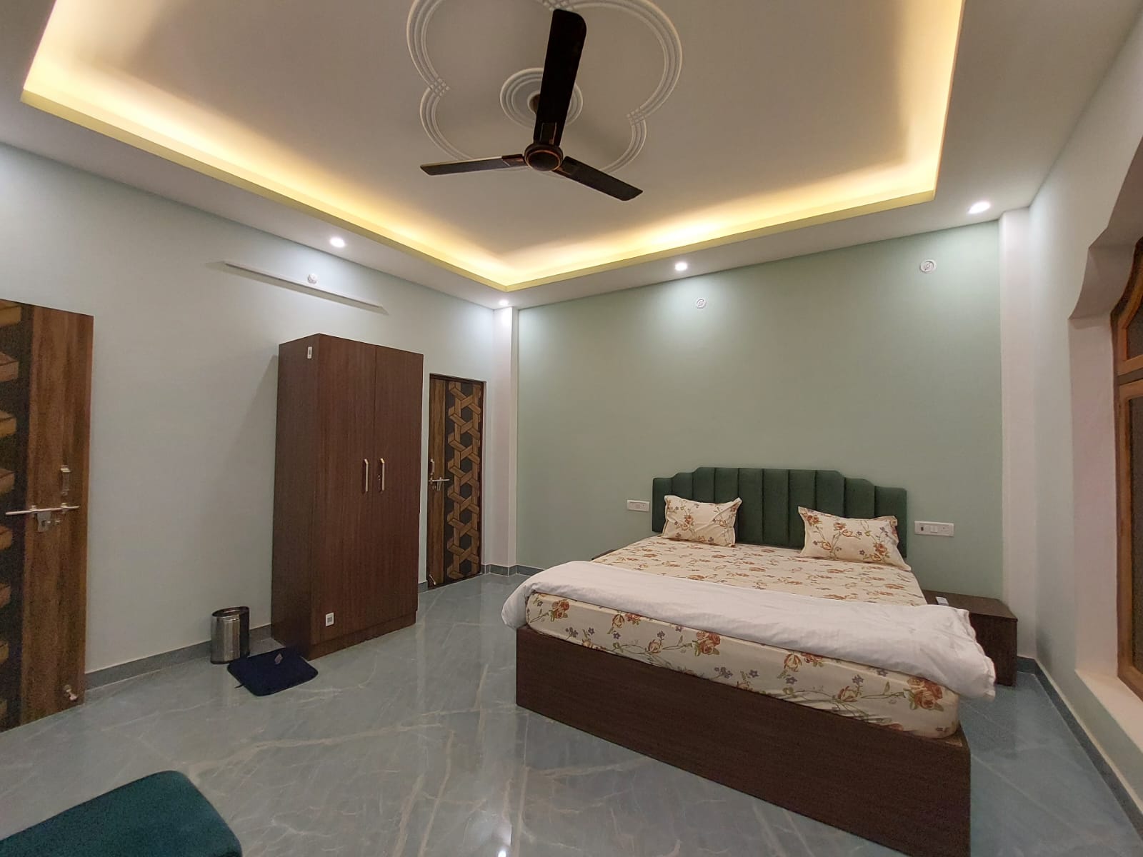 2 Bhk fully furnished apartment 𝗕𝗢𝗢𝗞 Varanasi Apartment
