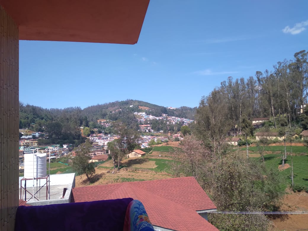 Spacious Balcony Premium Room Rooms & Caretaker 헕헢헢헞 Ooty Villa