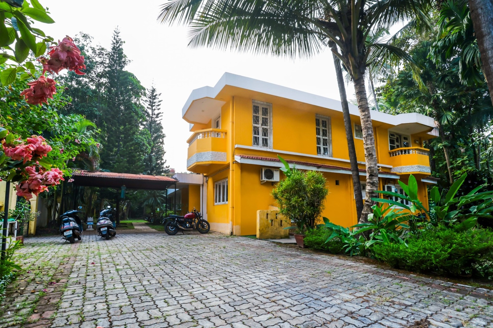 Salside 6bhk Water's Edge Villa 𝗕𝗢𝗢𝗞 Goa Villa