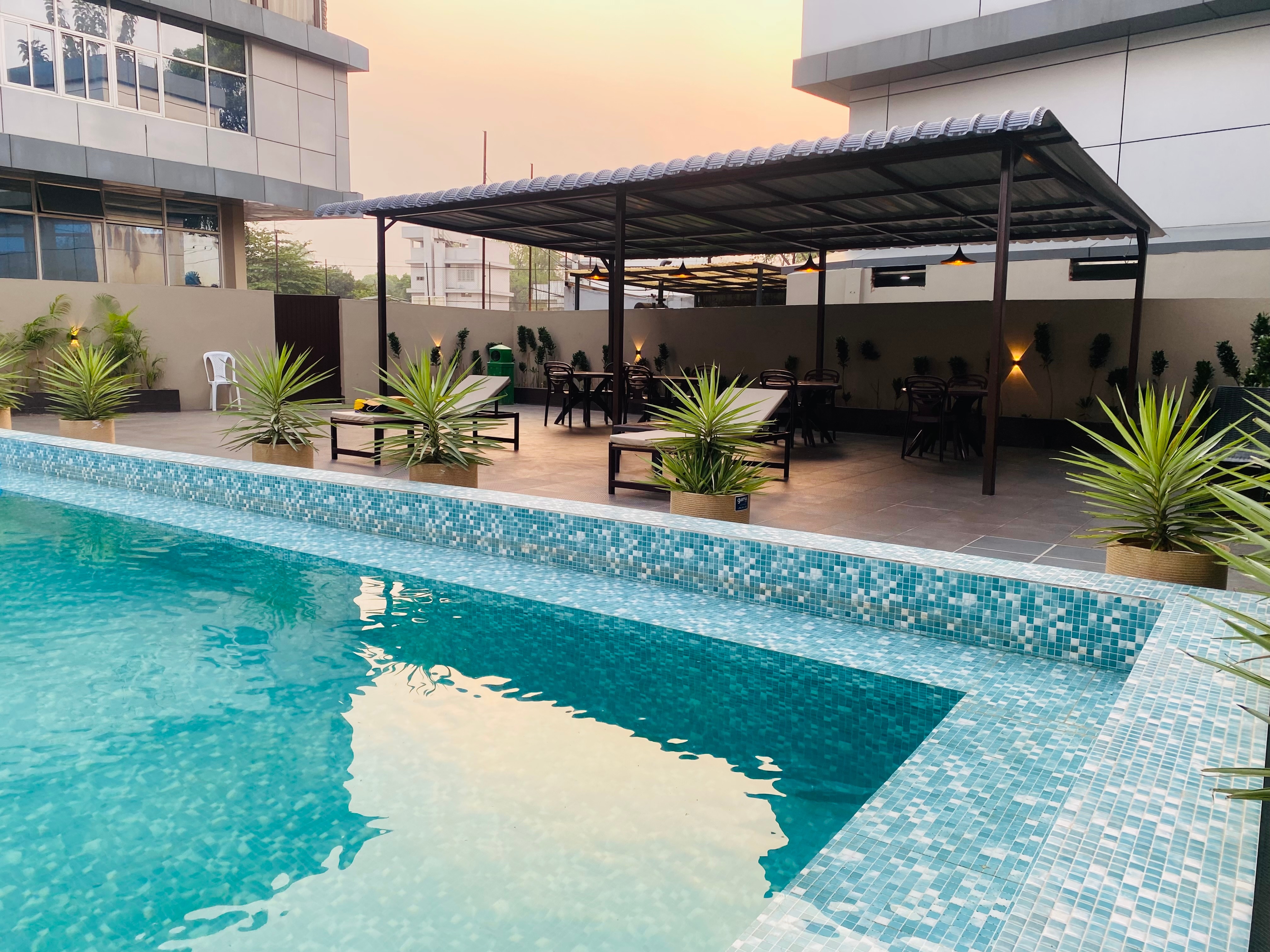 Poolside Lounge