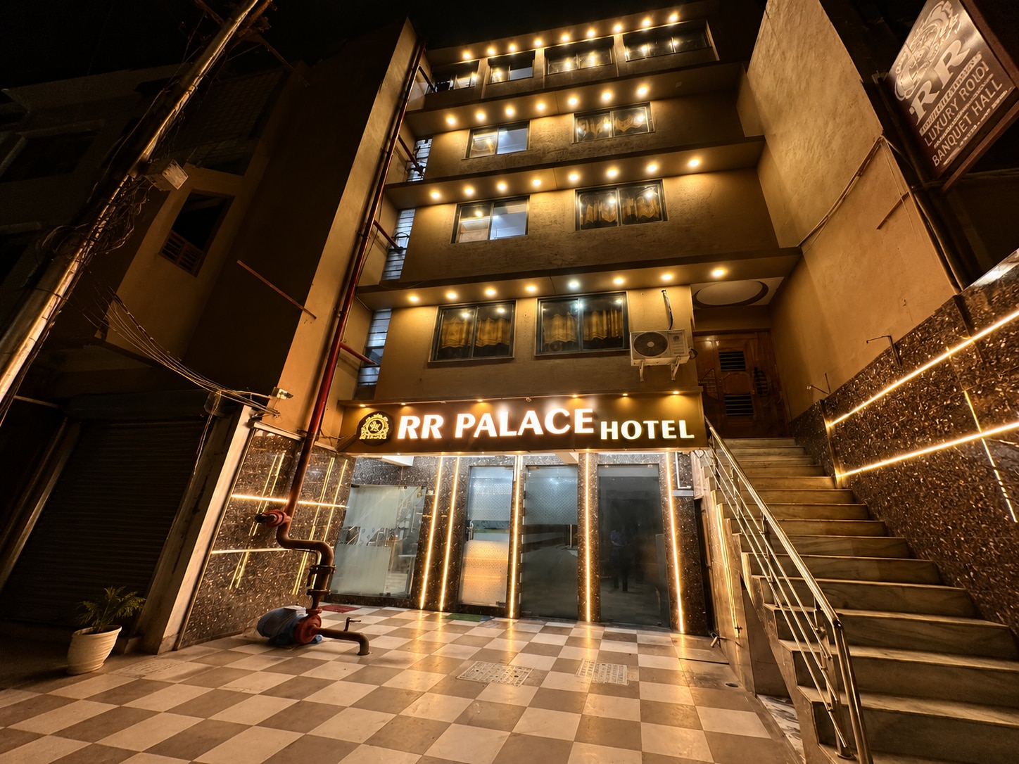 Hotel RR Palace 𝗕𝗢𝗢𝗞 Rajkot Hotel