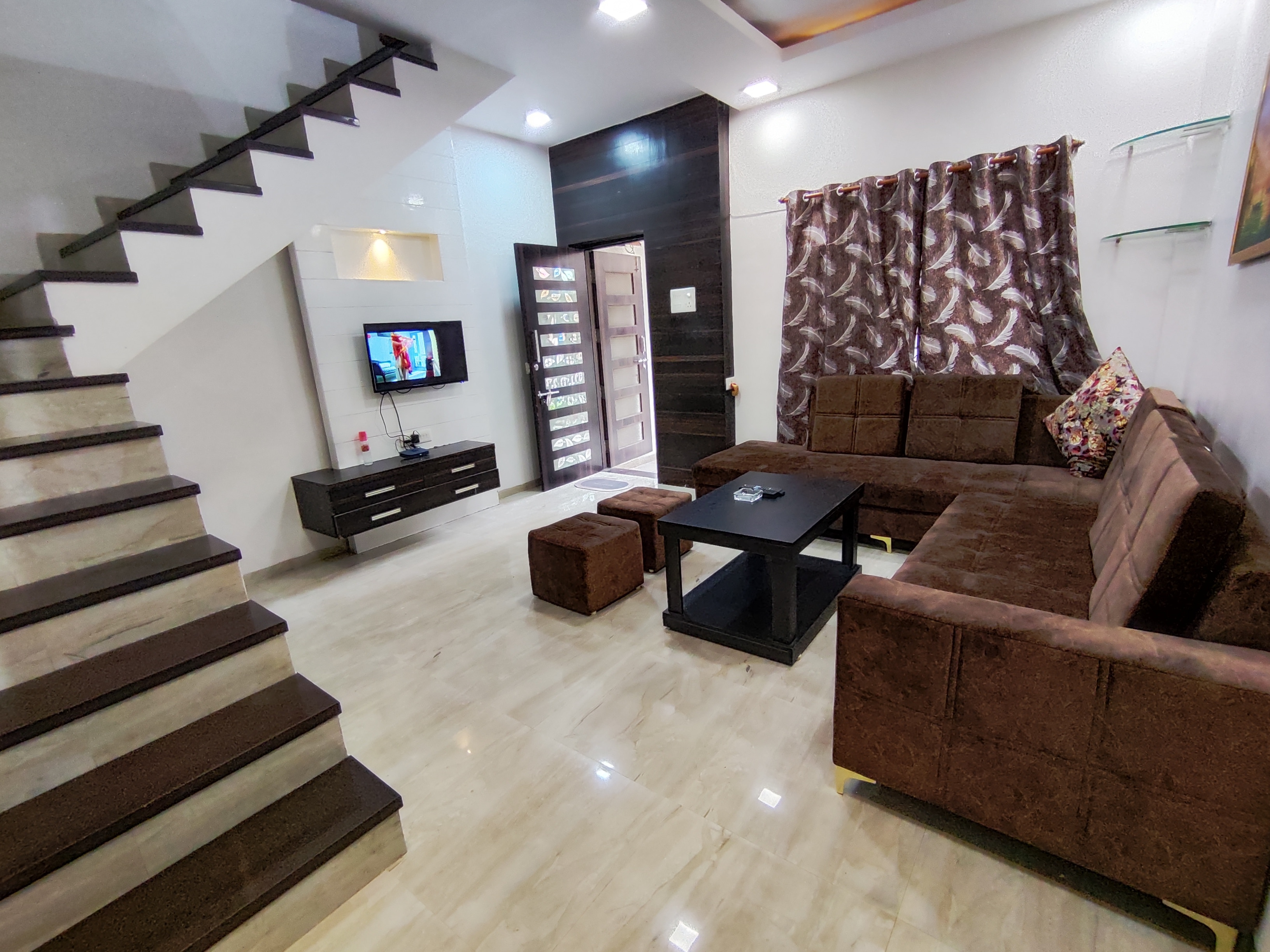 Staeg Villa in the Centre of the City 2BHK 𝗕𝗢𝗢𝗞 Indore Apartment