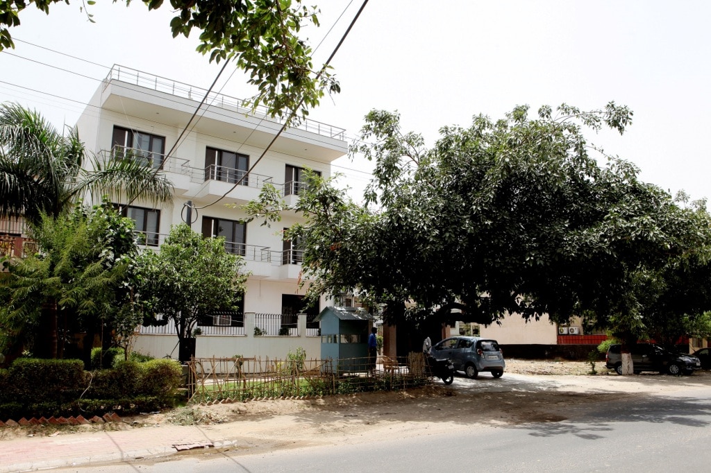 HollyHocks Residency 𝗕𝗢𝗢𝗞 Gurgaon Hotel