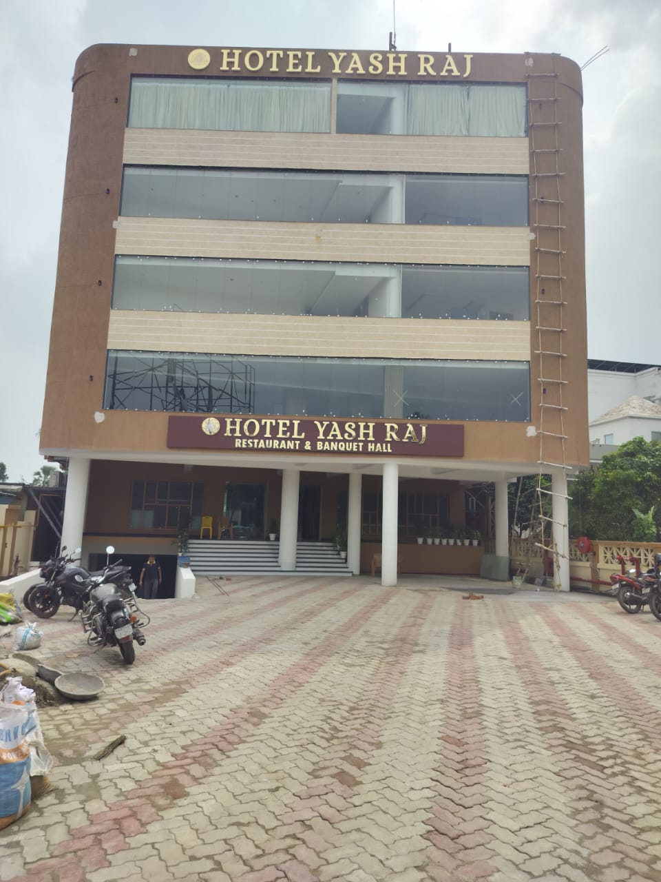 Yash Raj Restro