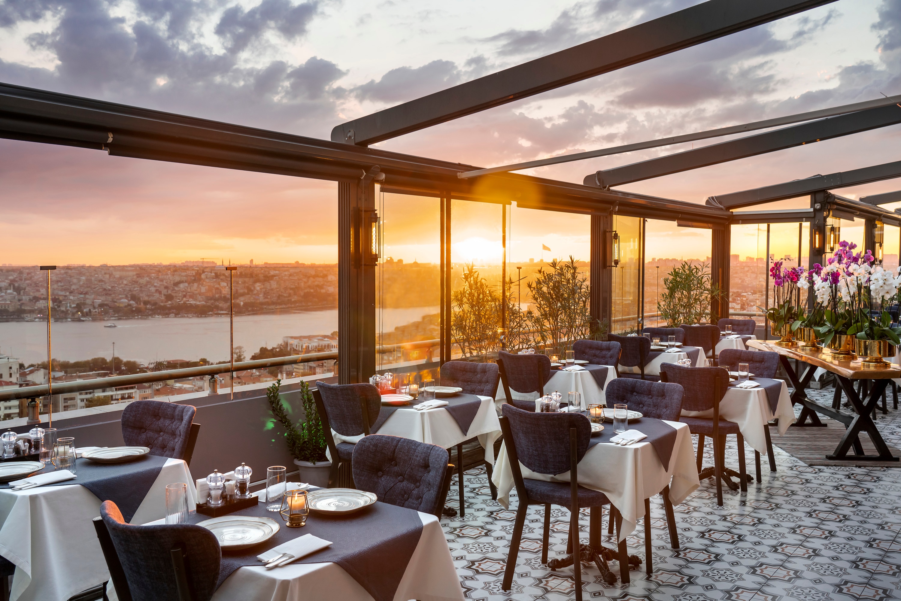 Main Resturant & Cafe Royal