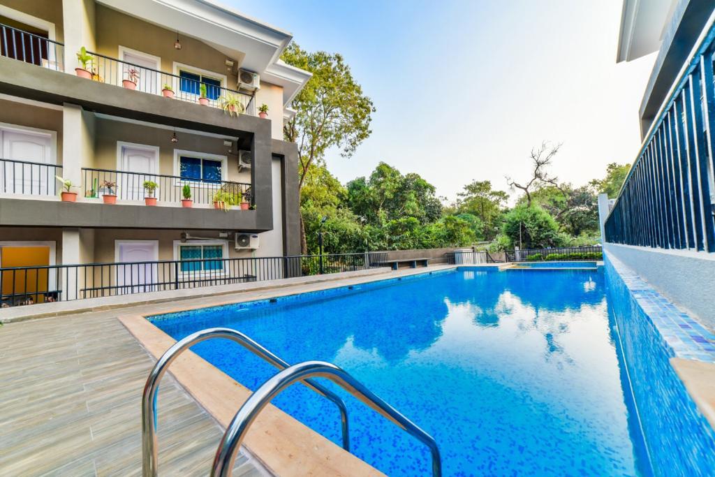 Sparkling 2bhk apartment with Pool, wi-fi, parking 𝗕𝗢𝗢𝗞 Goa Apartment