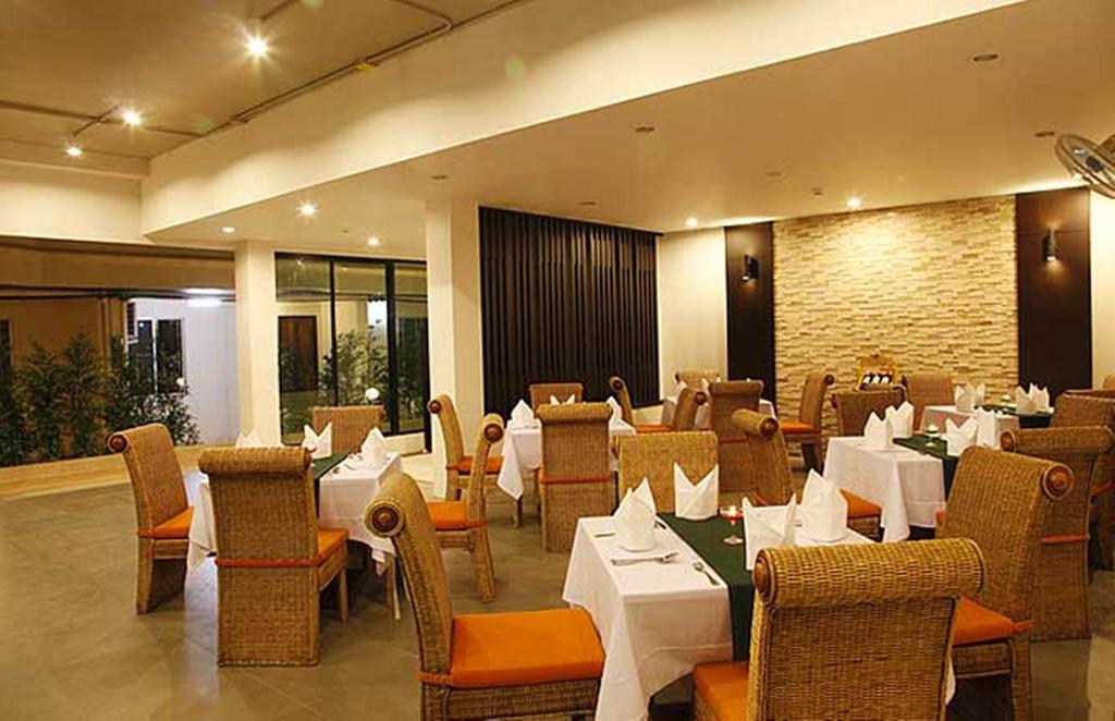Poolside Restaurant