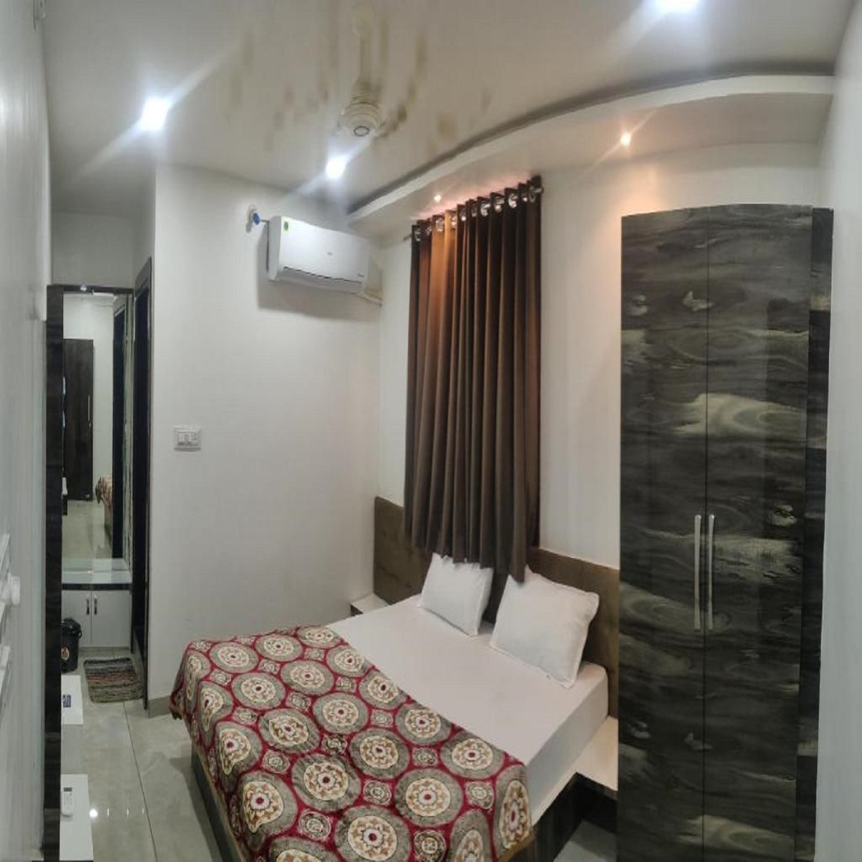 Hotel R.B. Palace 𝗕𝗢𝗢𝗞 Indore Hotel