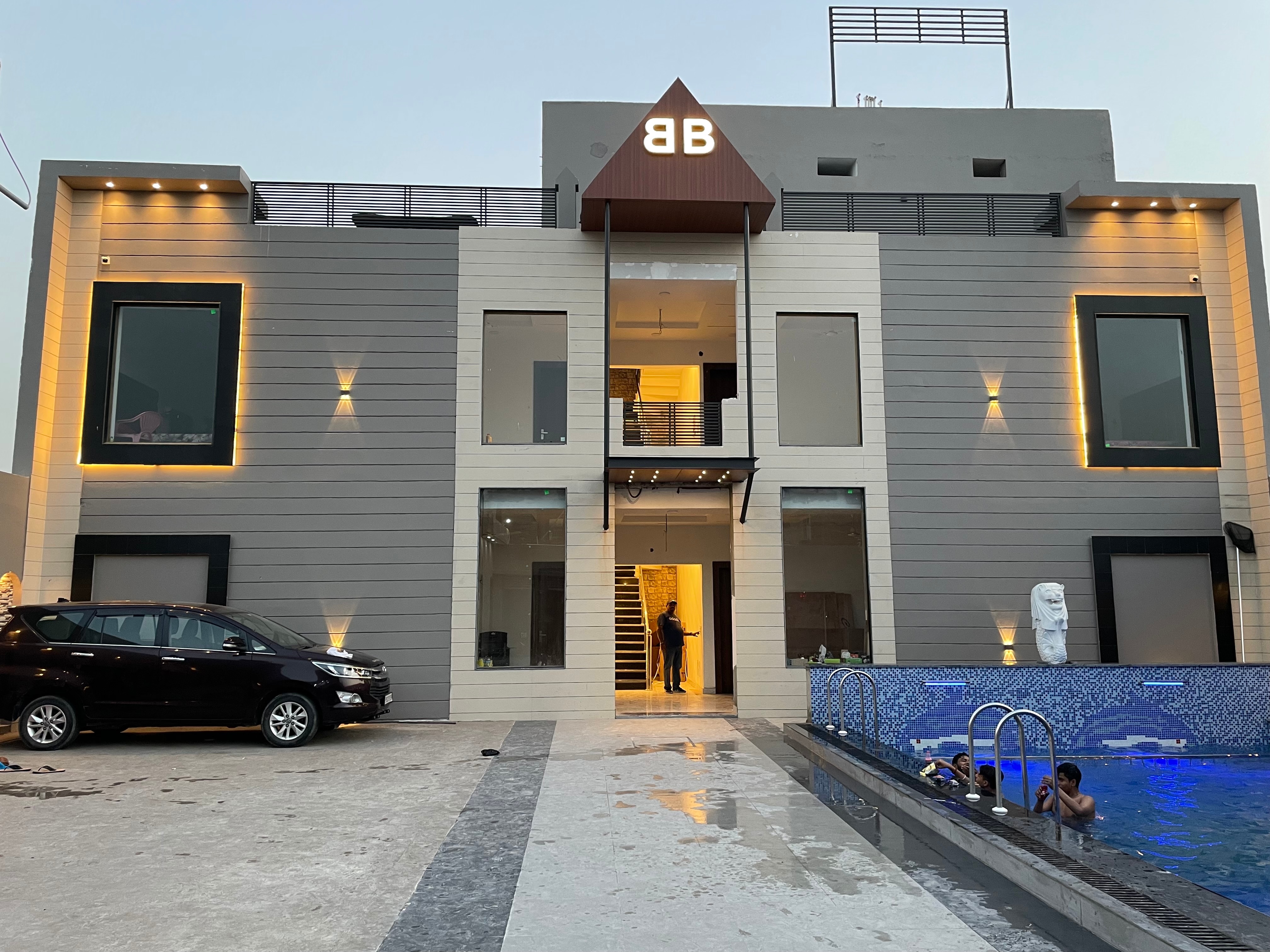 The Bubbles Pool and Rooms 𝗕𝗢𝗢𝗞 Amritsar Villa