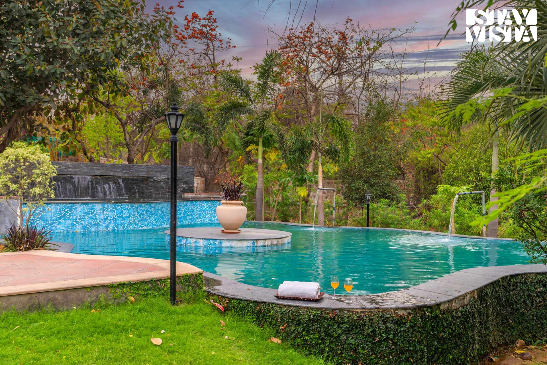 Maple Farm Rabat StayVista at Maple Farms 𝗕𝗢𝗢𝗞 Sohna Farm House