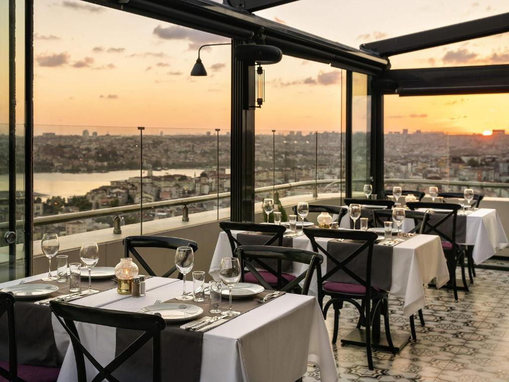 Main Resturant & Cafe Royal