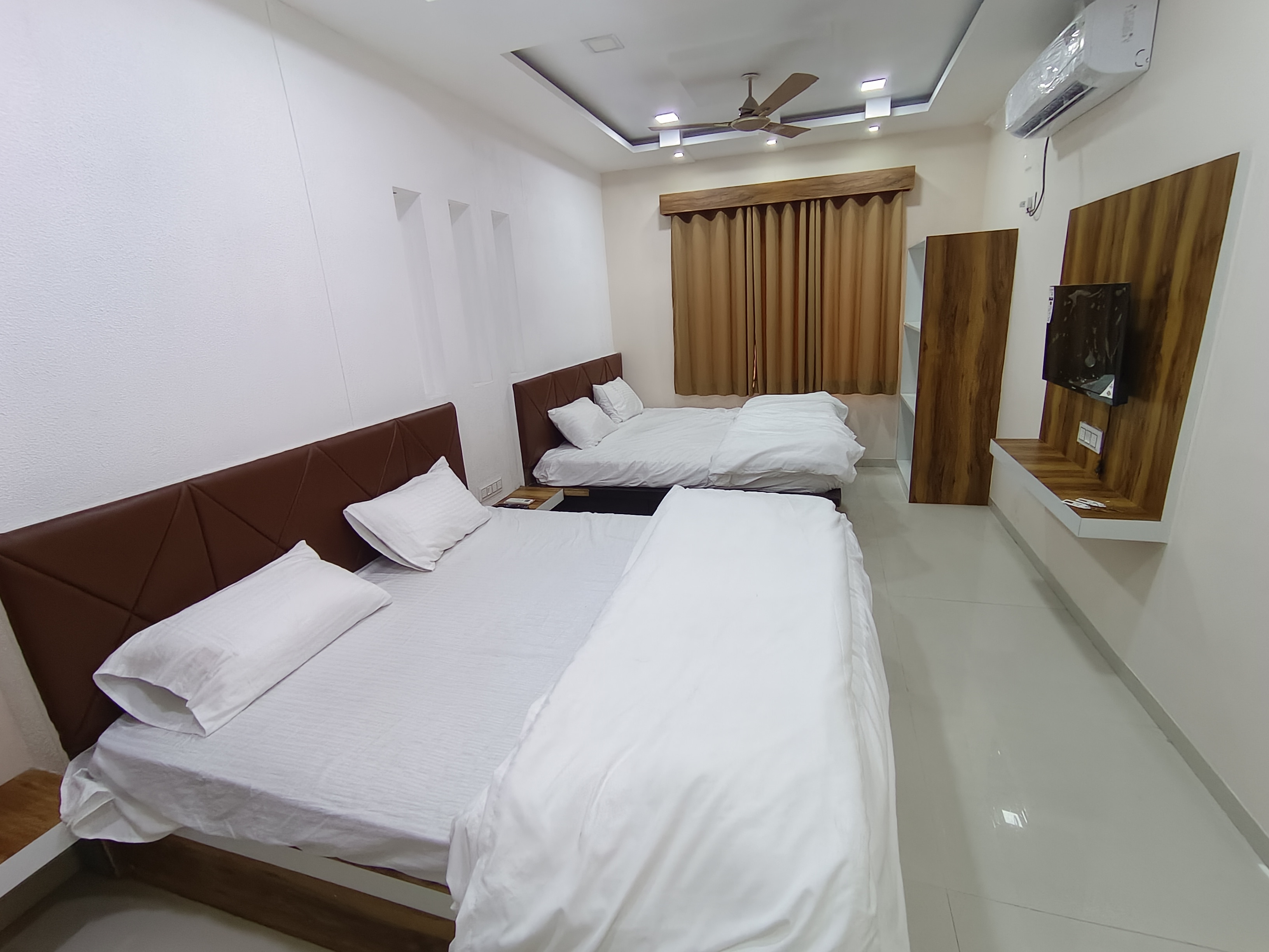 Hotel New Apple palace 𝗕𝗢𝗢𝗞 Ujjain Guest House