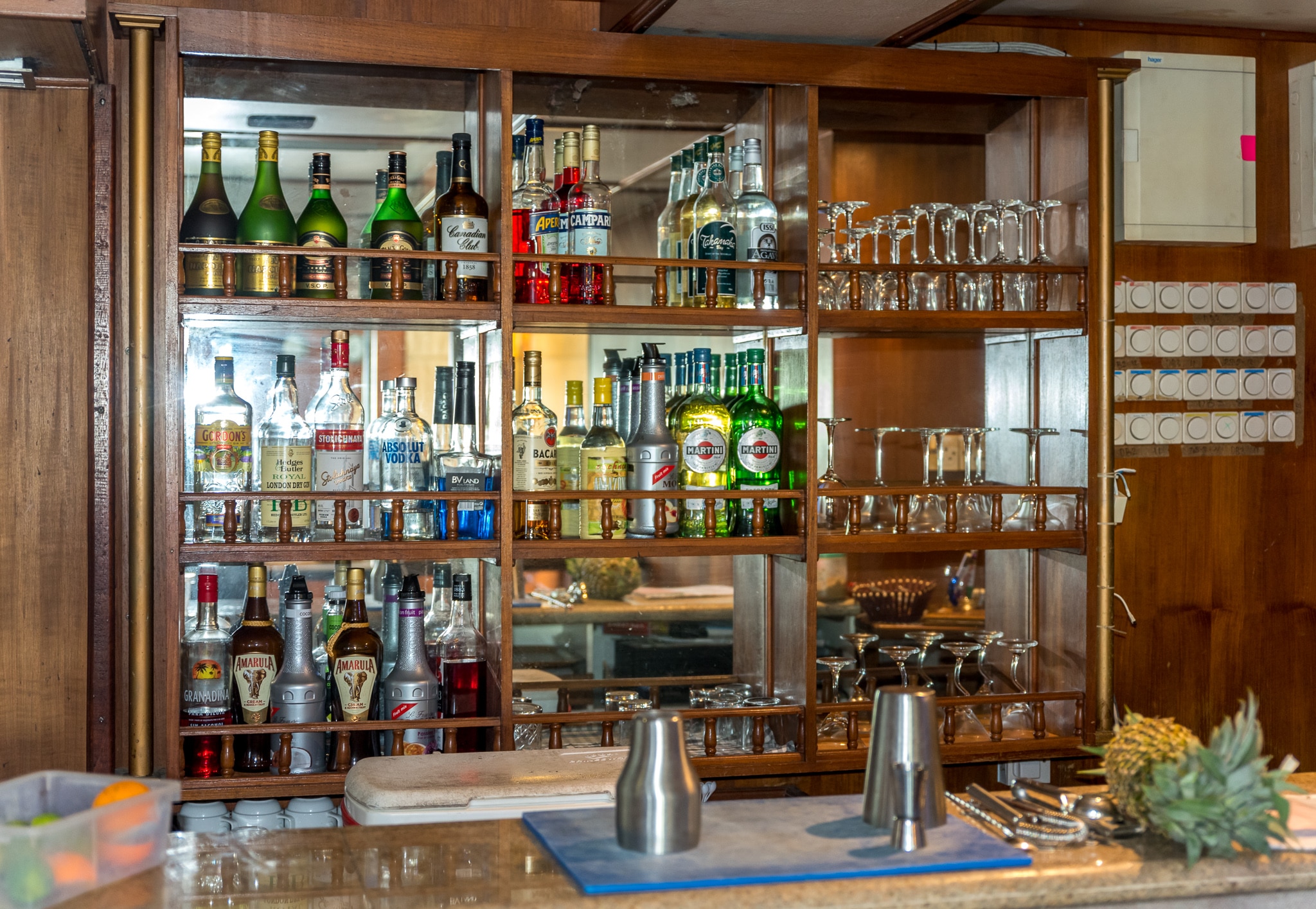 FLOATING BAR