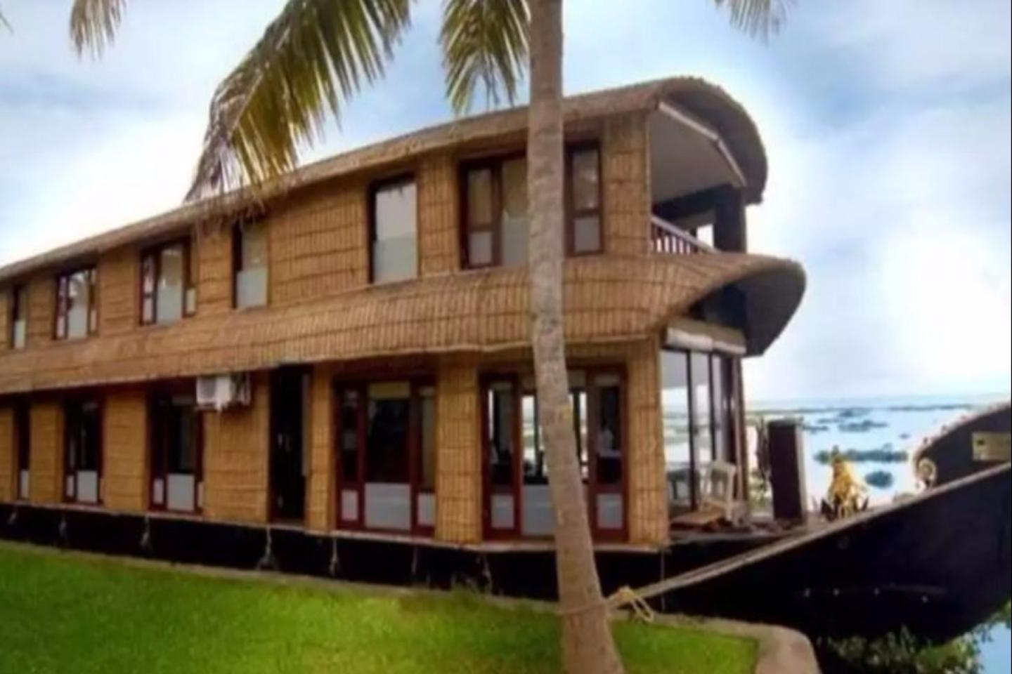 Grand Nirvana Jacuzzi Super Luxury Houseboat