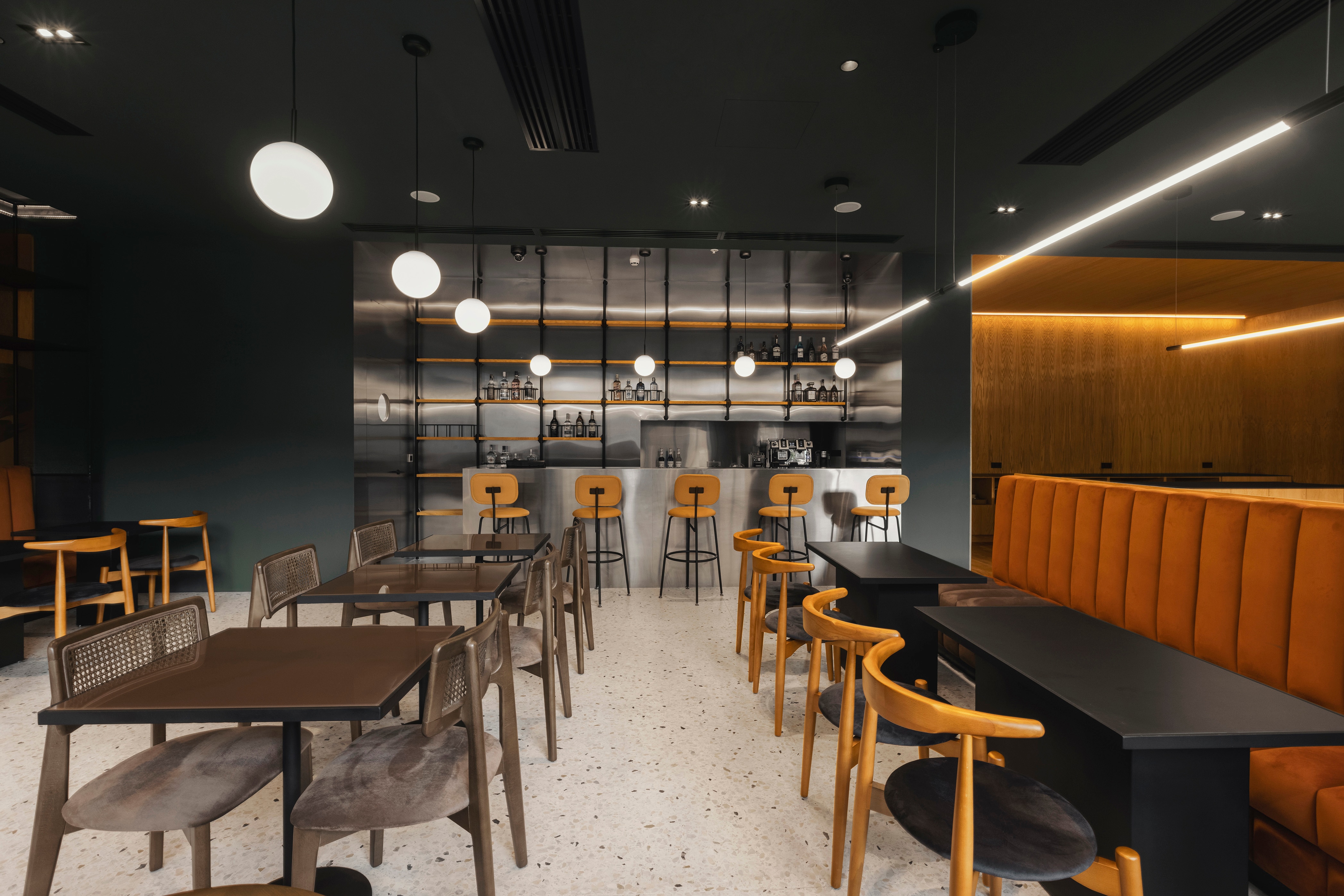 Cafe & Bar