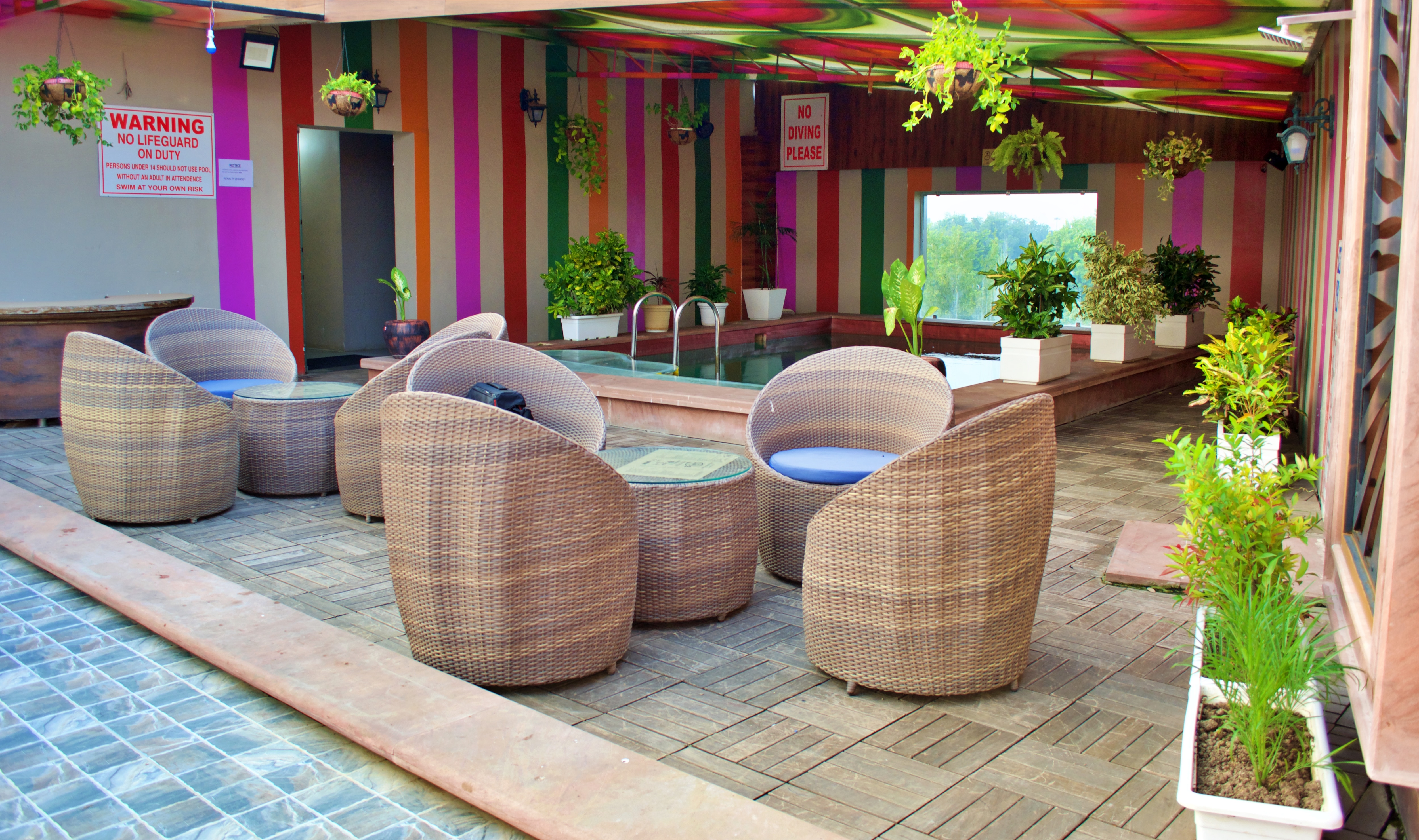 AQUA LOUNGE