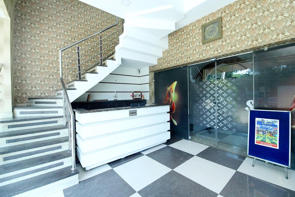 Nandas Hotel & Restaurant