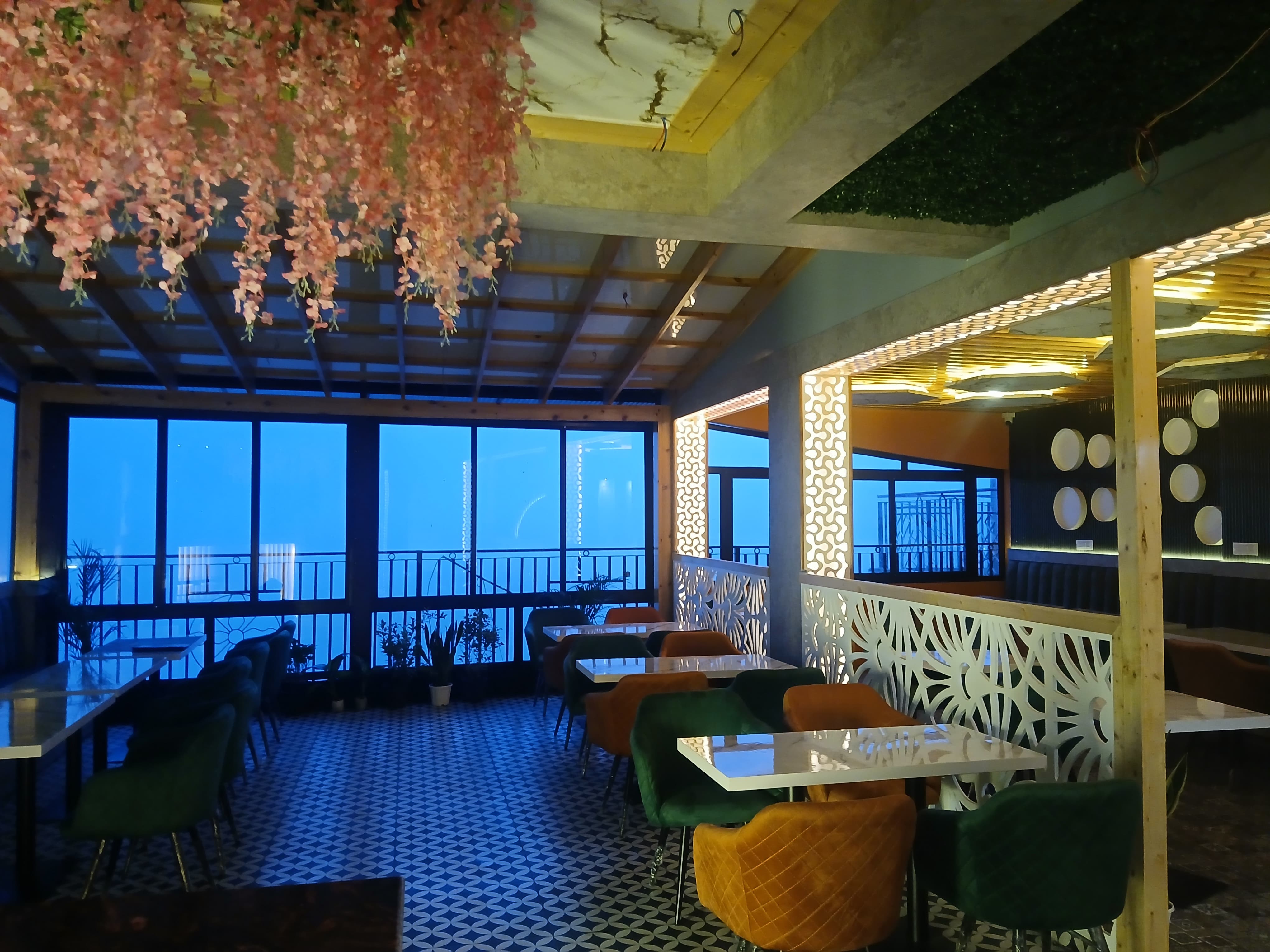hotel grand hill & restaurant