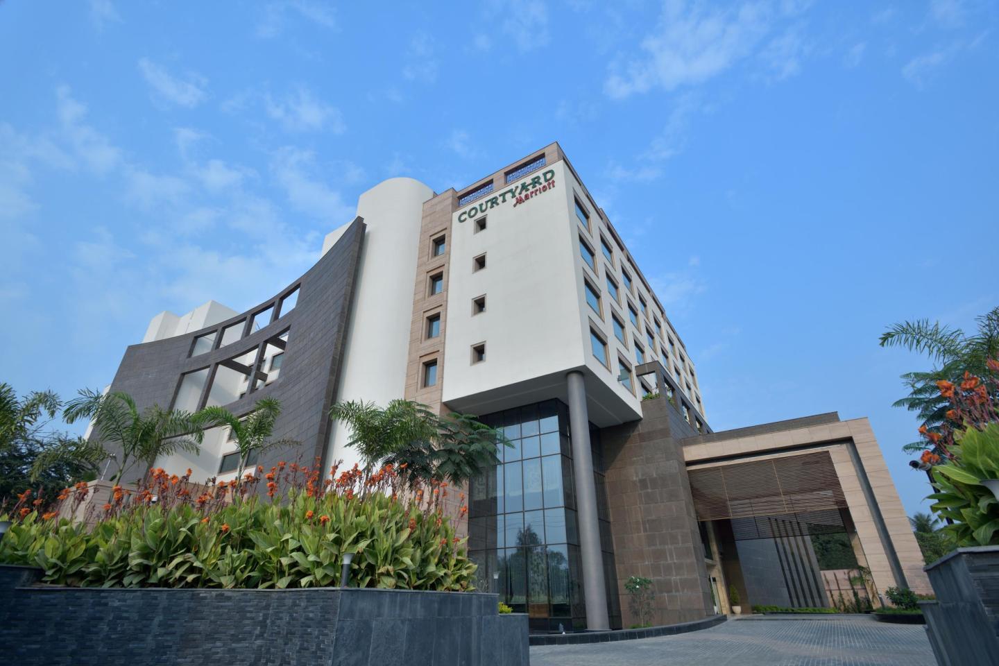 Courtyard by Marriott Raipur 𝗕𝗢𝗢𝗞 Raipur, Chhattisgarh Hotel
