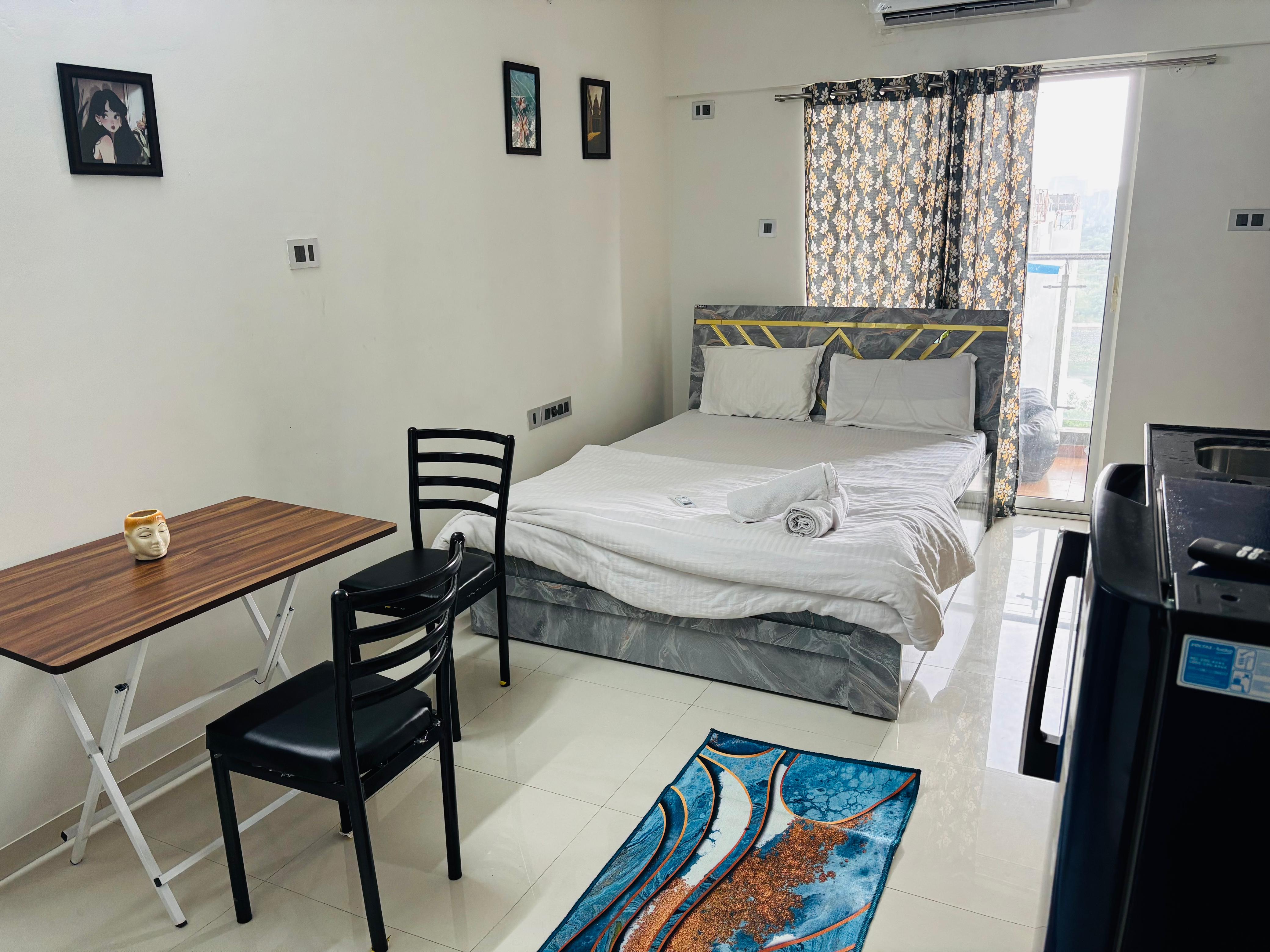 Serene Studio with Stunning view | Couple Friendly 𝗕𝗢𝗢𝗞 Pune Apartment