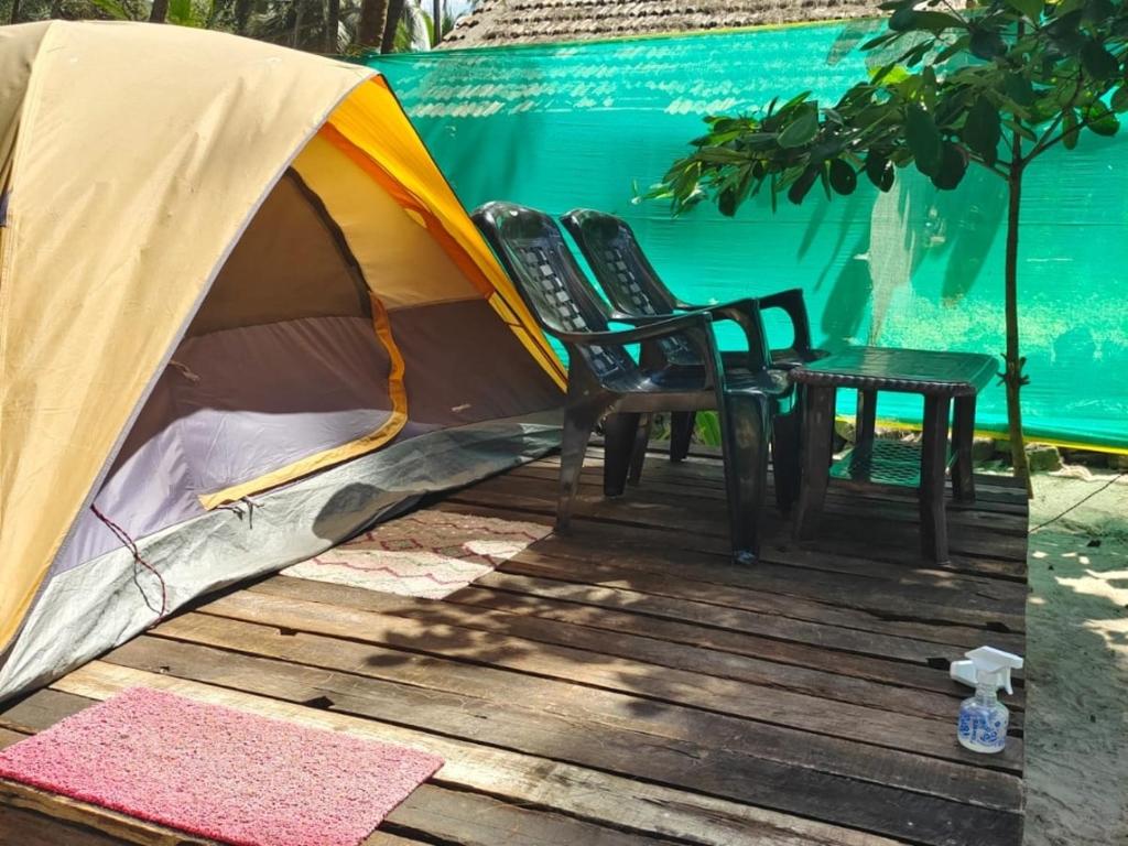 Beach tent hotsell camping near me