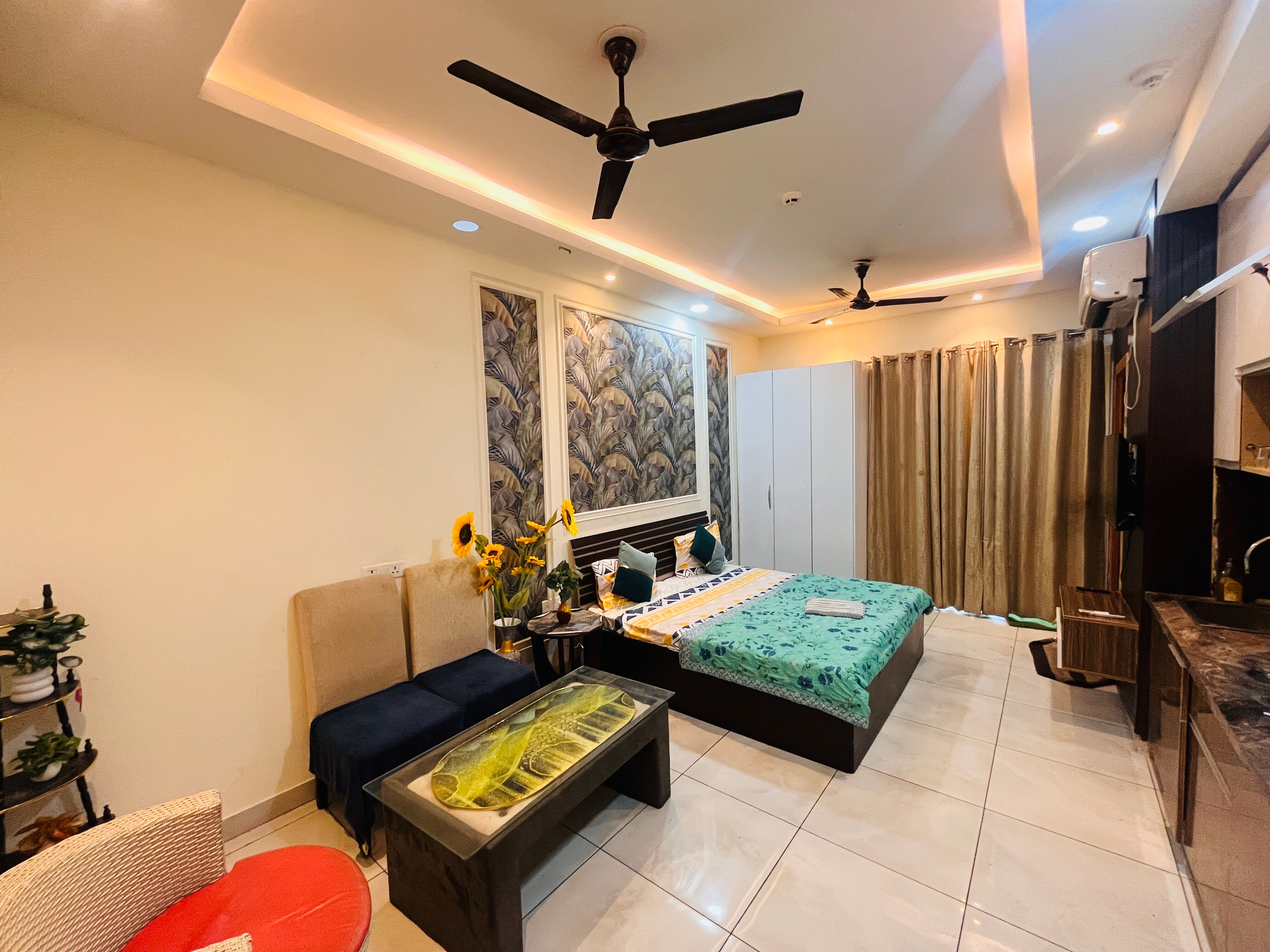 Sky studios 𝗕𝗢𝗢𝗞 Noida Homestay