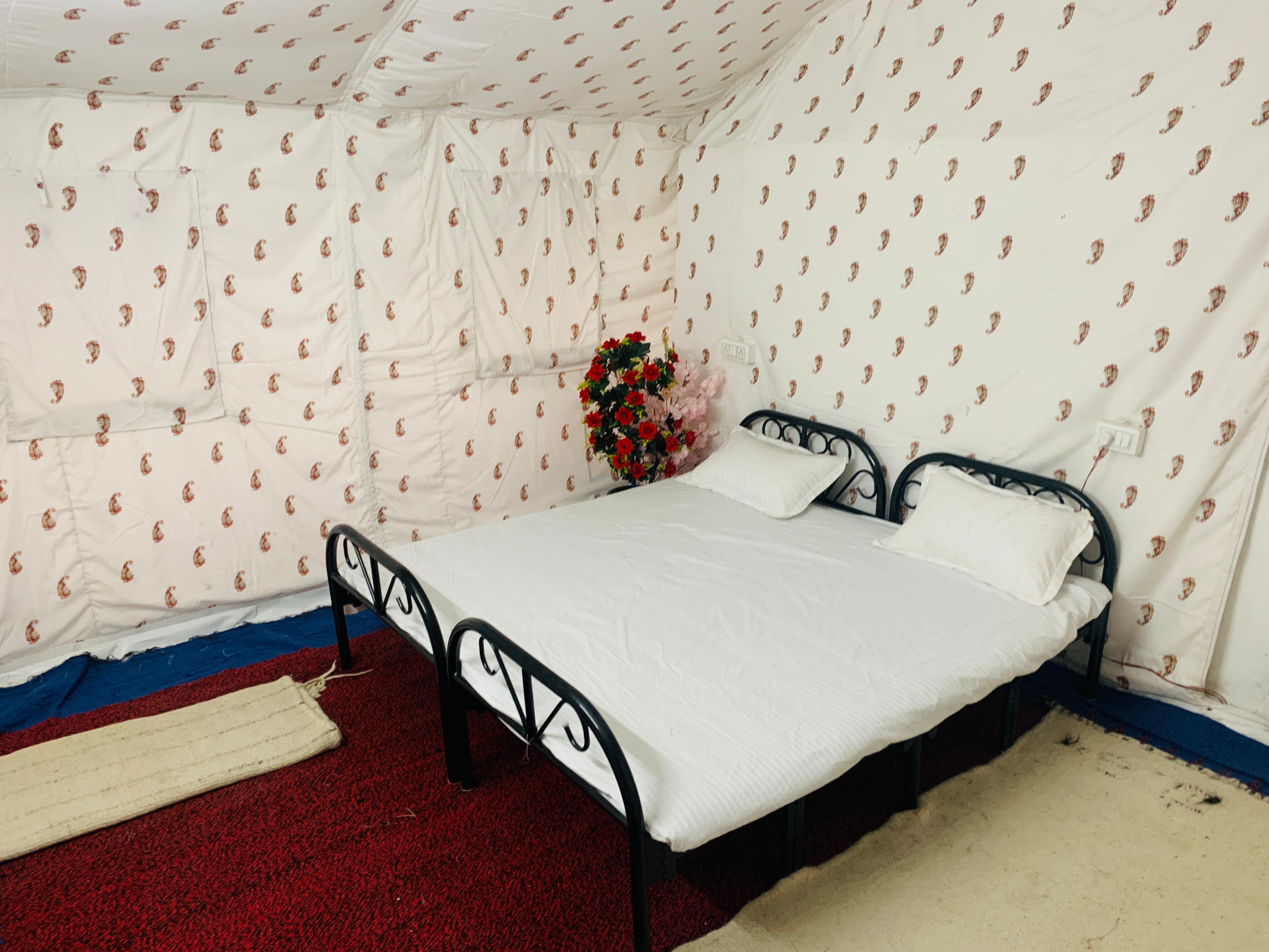 Greenglamps Farms & Resort 𝗕𝗢𝗢𝗞 Barkot Camp