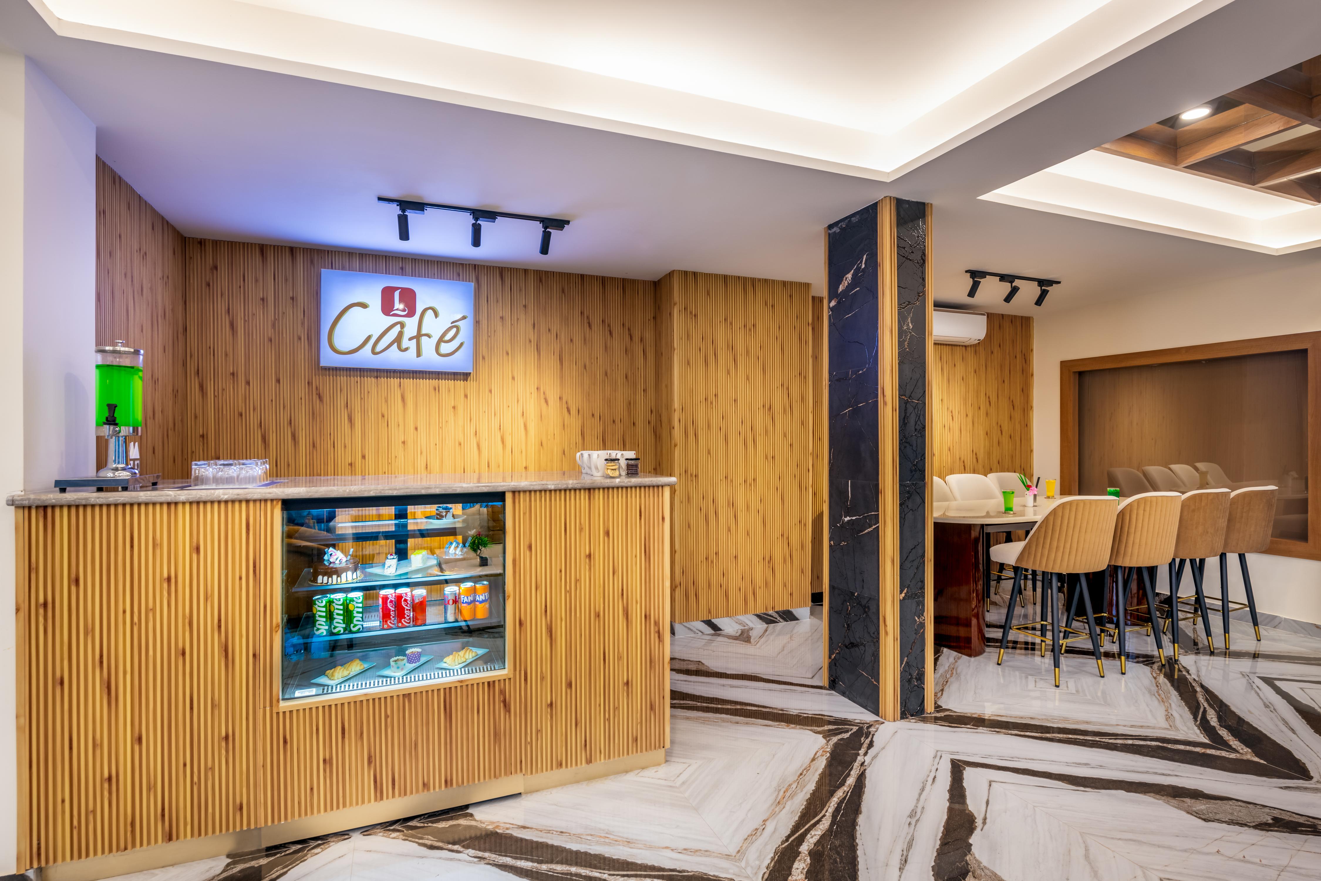 L Cafe Lounge
