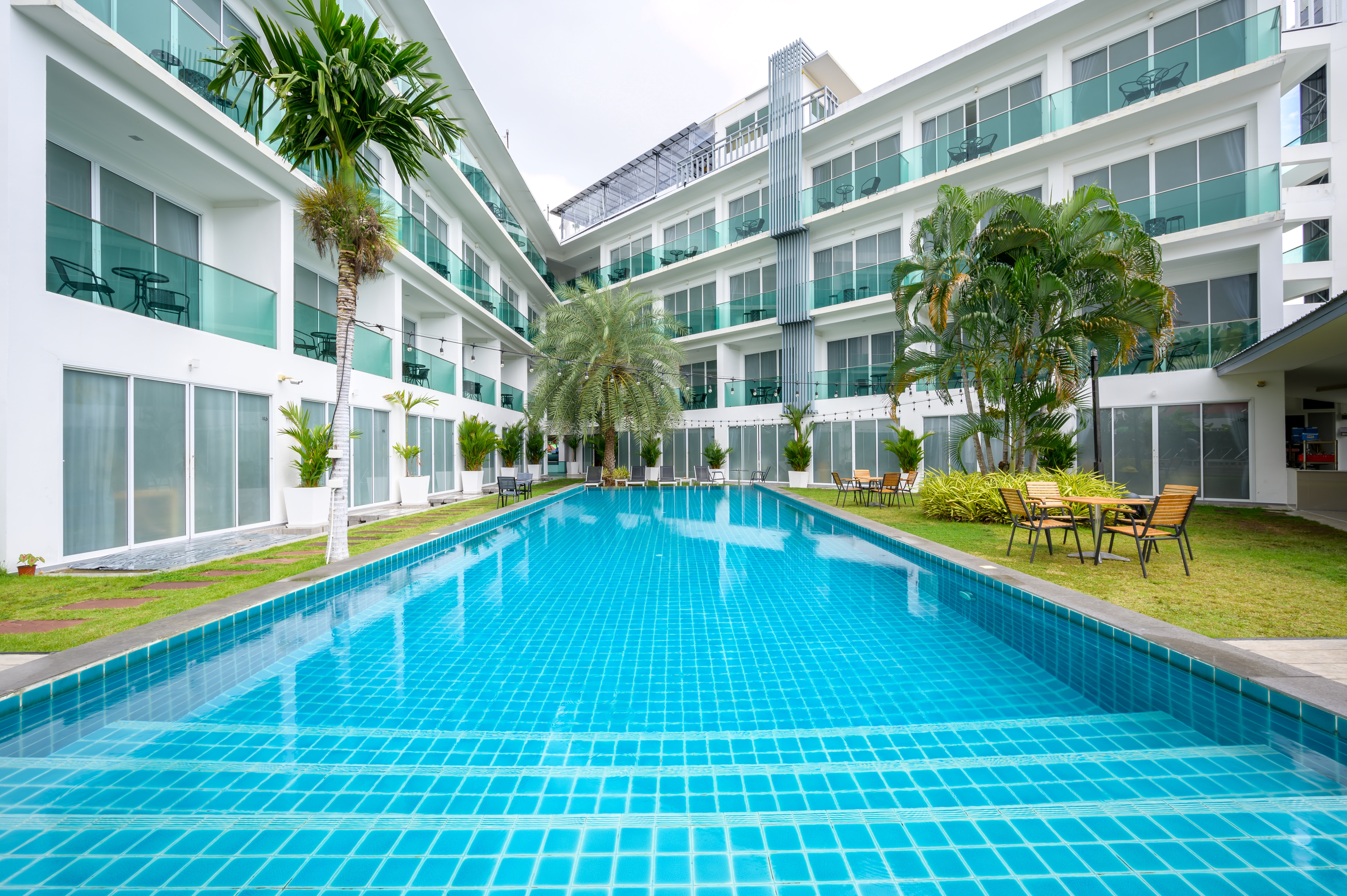 Cozy Pool Side